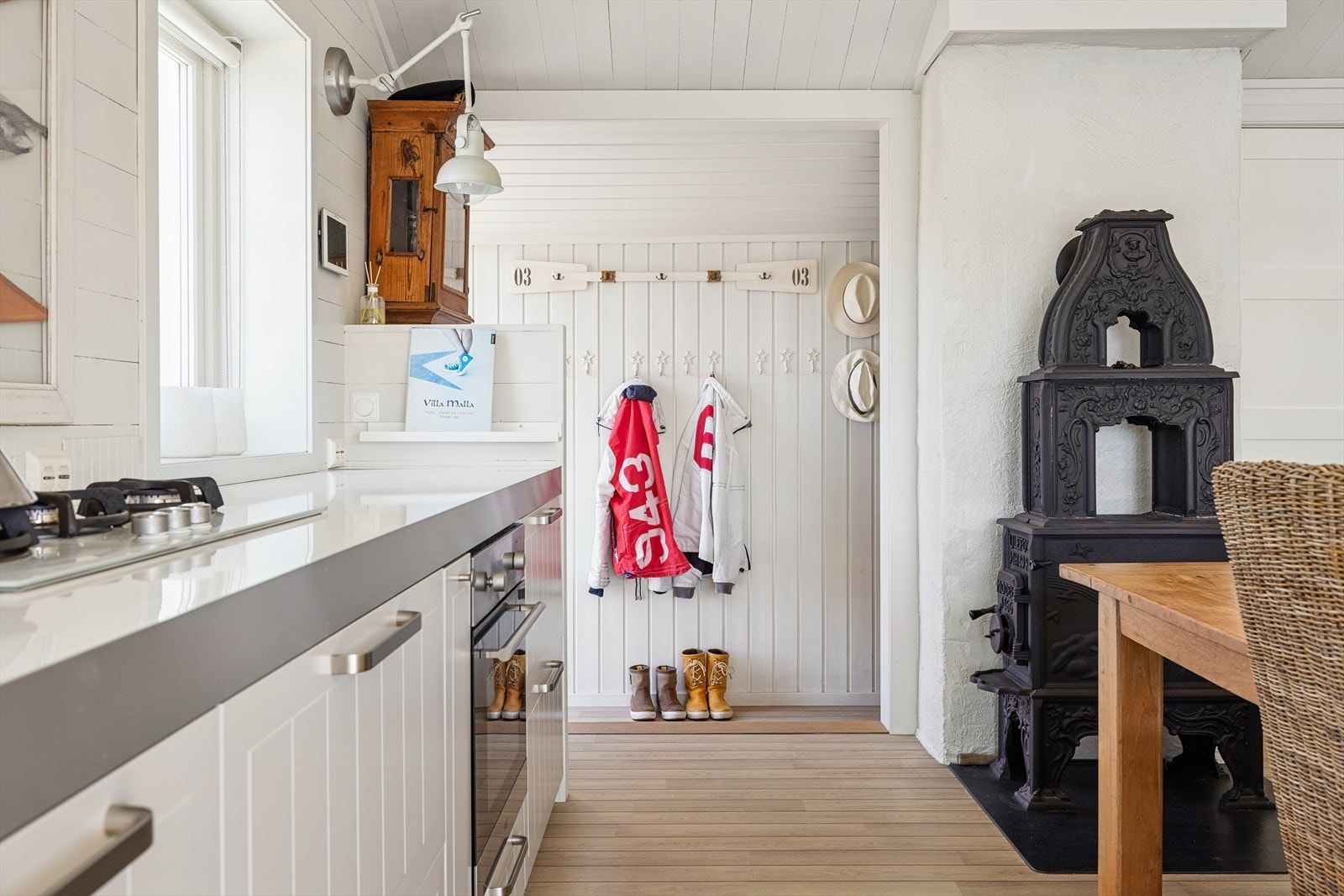 Entréen er praktisk tilknyttet det åpne kjøkken- og stueområdet. Galleribilde