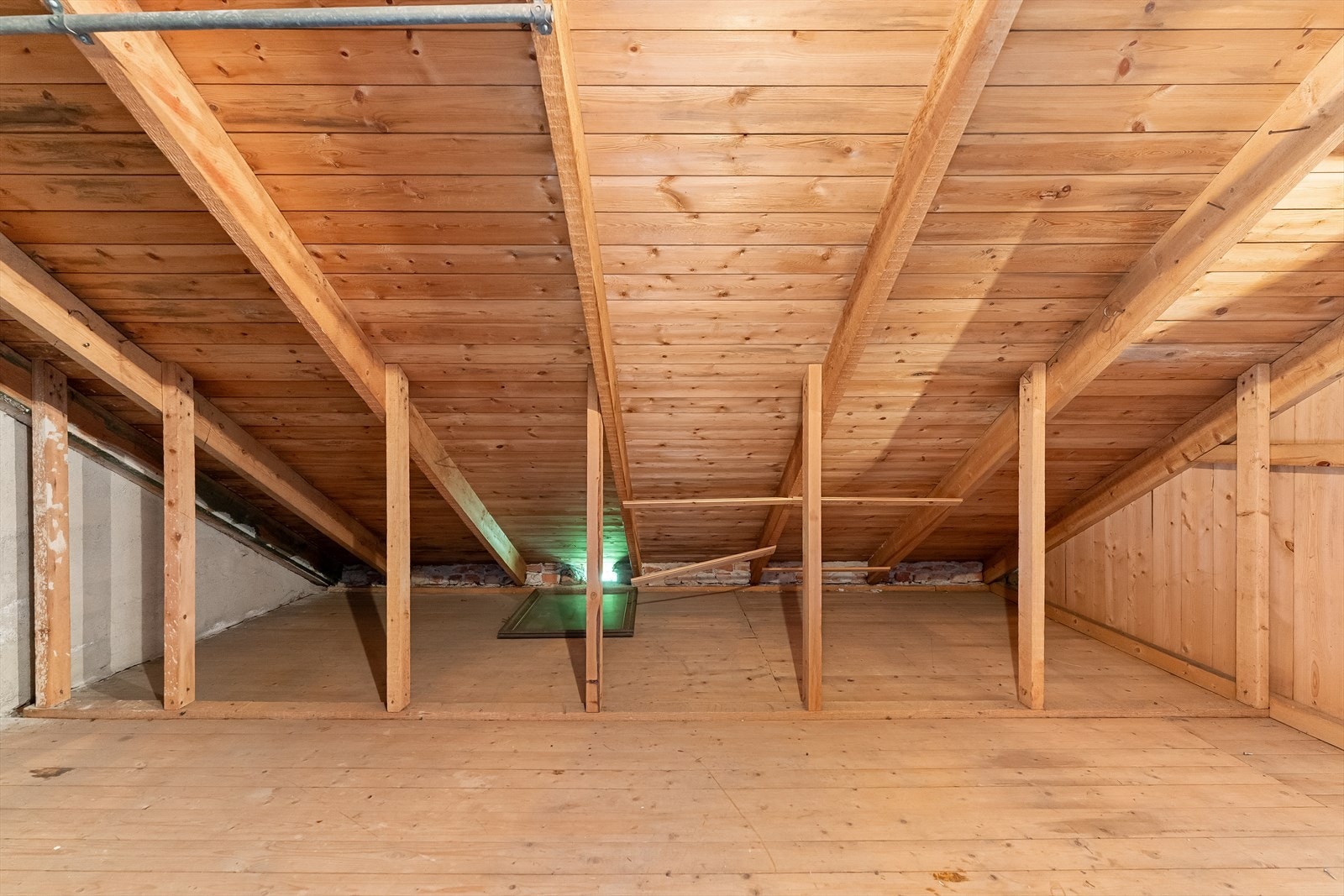 Leiligheten disponerer en romslig loftsbod med ca. 8 m² gulvareal for lagring. Galleribilde