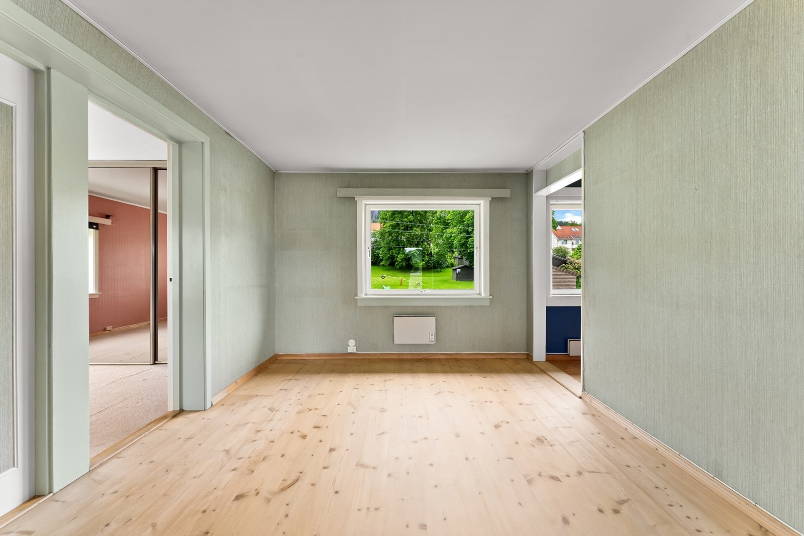 Spisestuen ligger i åpen løsning mot stuen, men kan enkelt skilles av for å skape et ekstra soverom. Galleribilde