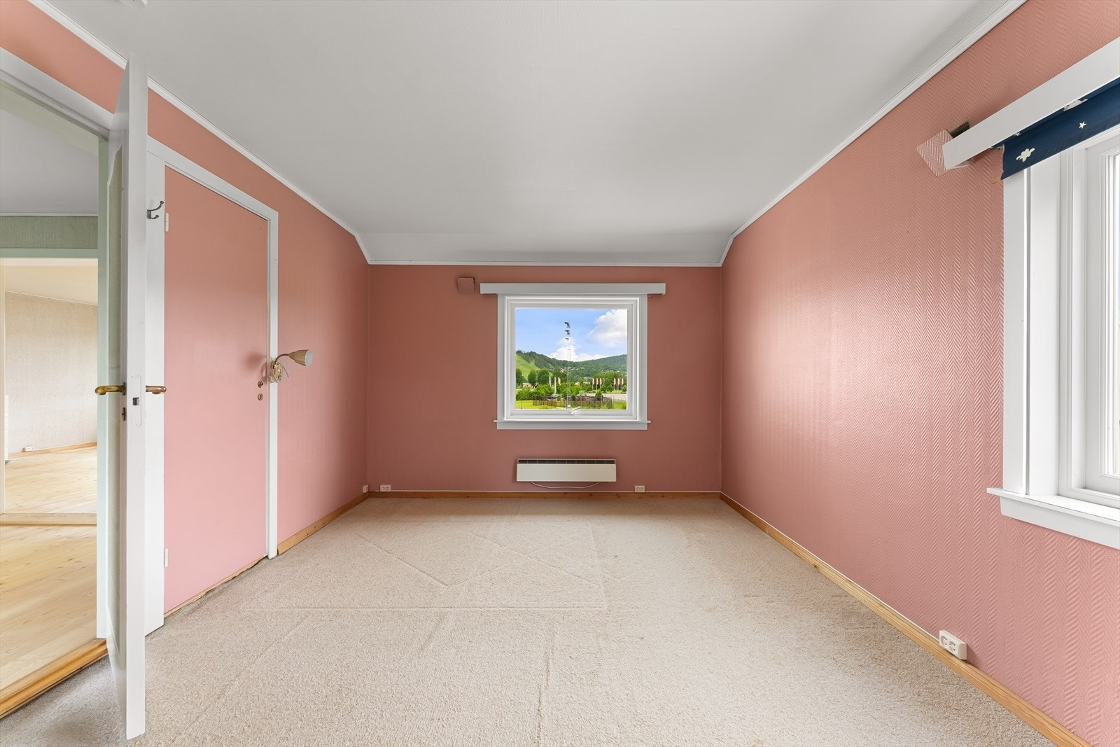 Leiligheten har i dag to soverom. Dette er det største, som ifølge takstmannen har vært to separate rom. Galleribilde