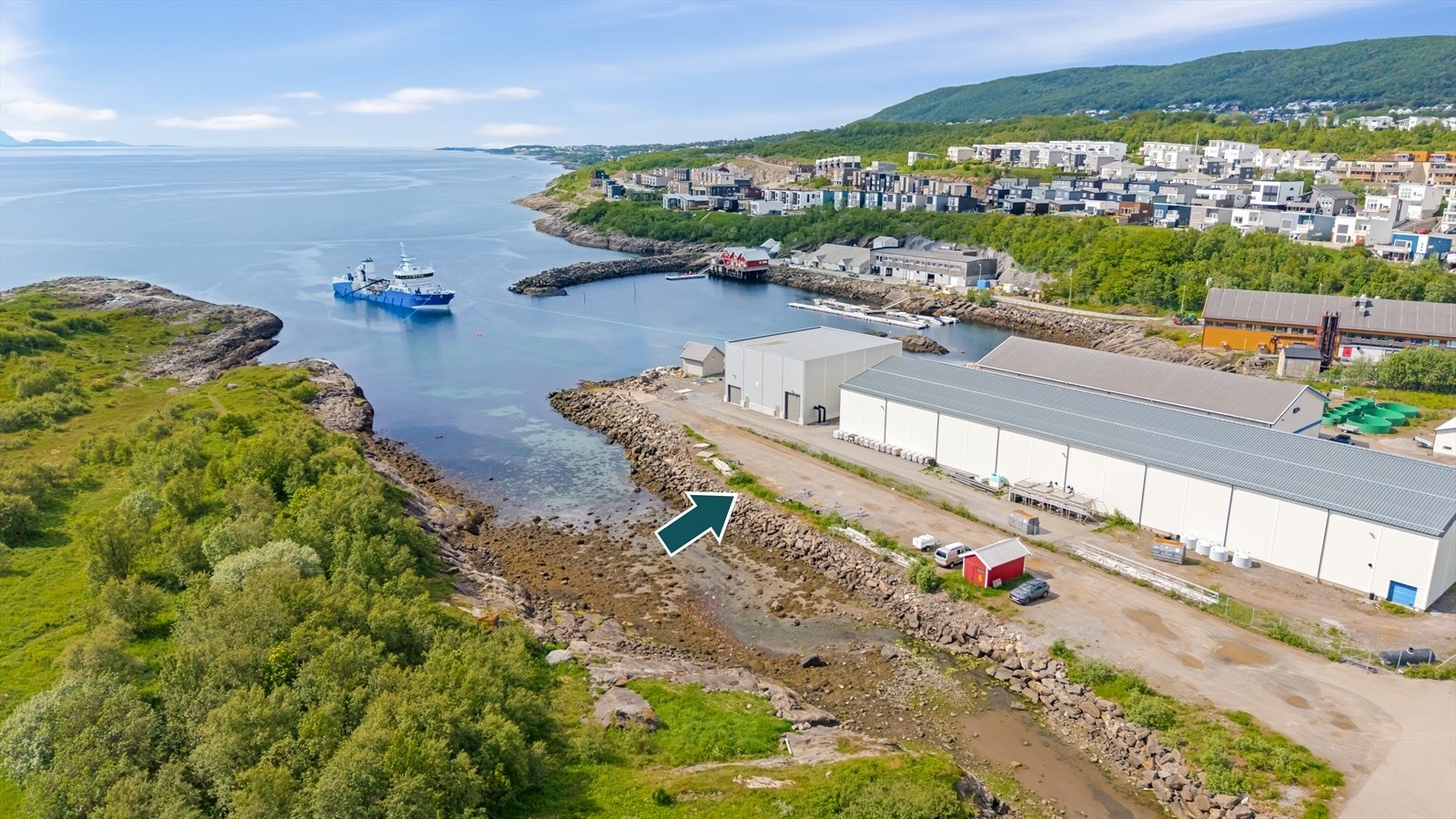 Tomten ligger lengst ut mot fjorden nærme båtuslipp. Galleribilde
