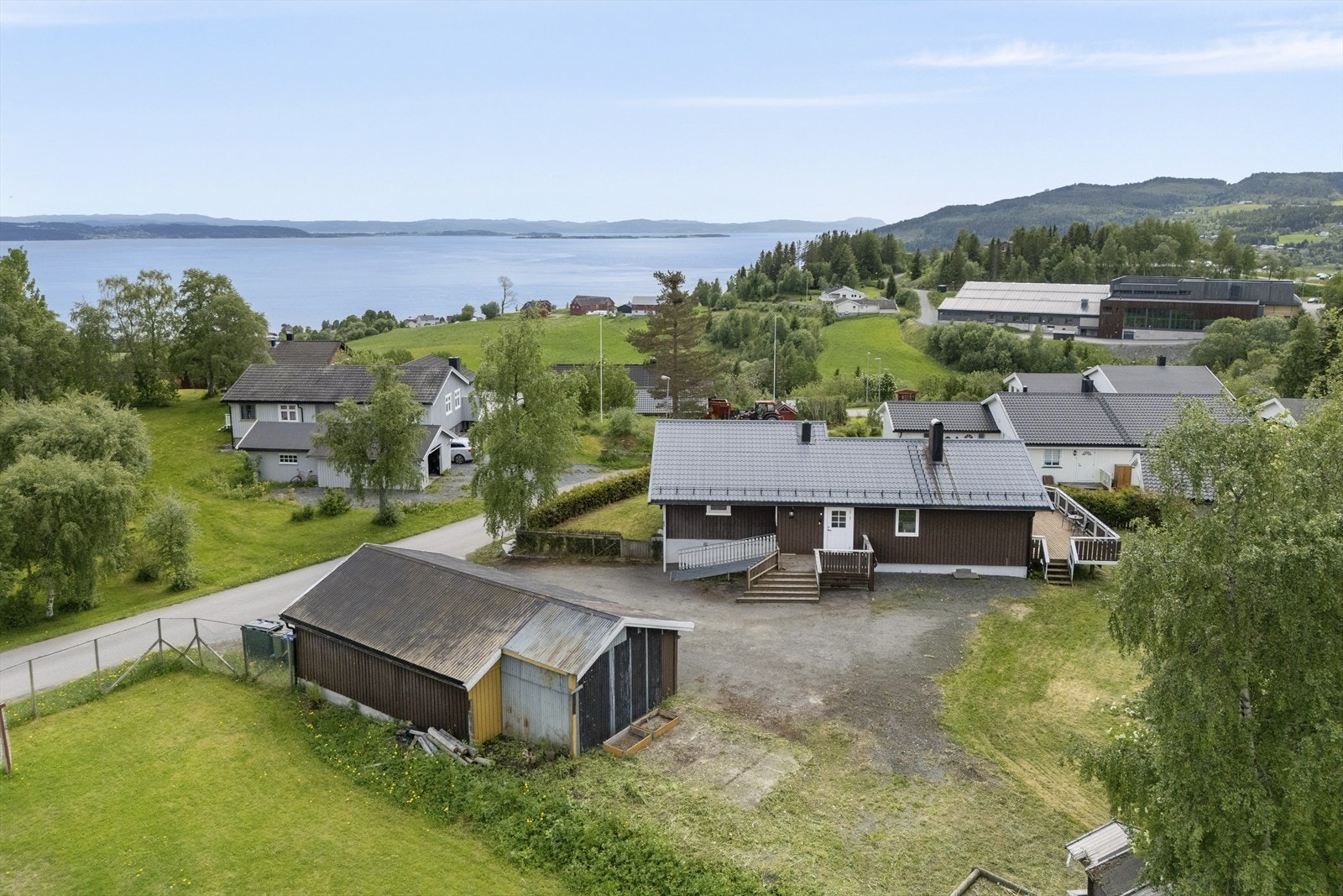 Garasjens totale areal er på romslige 43m² og har blitt påbygget med bod. Galleribilde