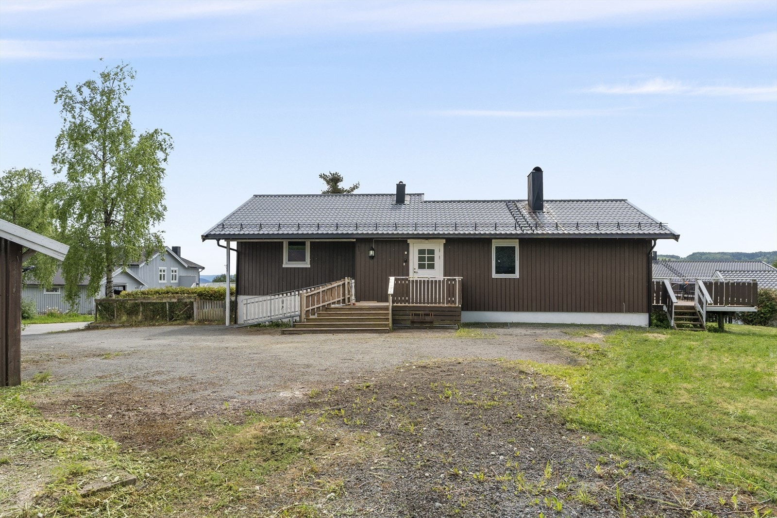Den romslige innkjørselen byr på god med parkeringsmuligheter. Galleribilde