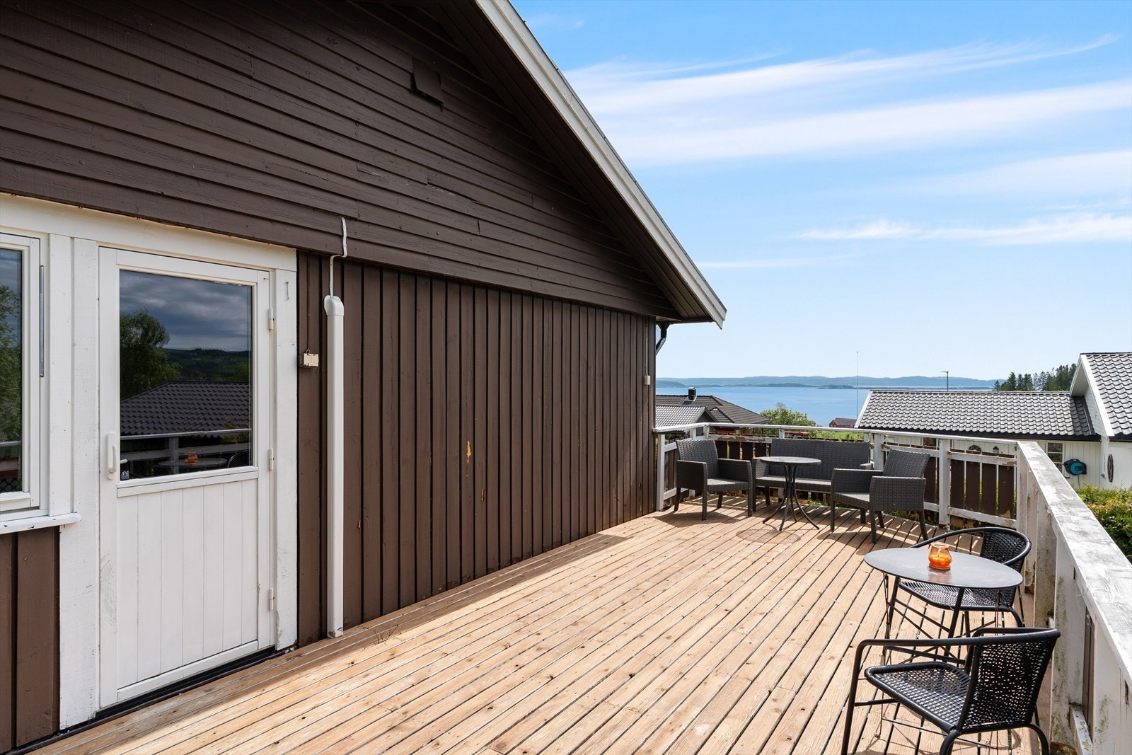 Herlig terrasse på 29,5m² med gode solforhold og herlig utsikt mot Trondheimsfjorden. Galleribilde