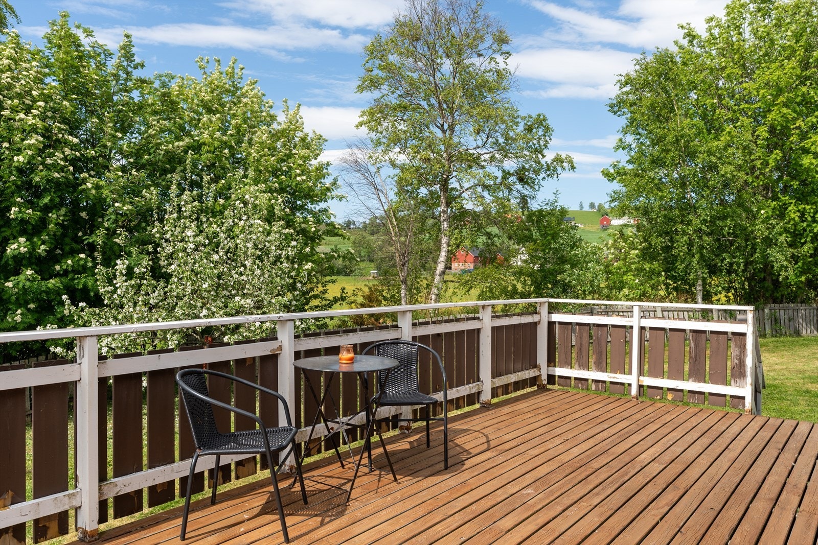 Fra terrassen har du også tilgang til den romslige hagen. Galleribilde