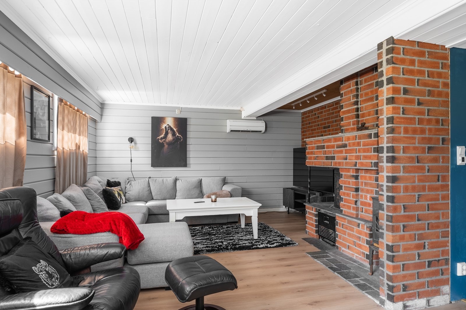 Den åpne stue-/kjøkkenløsningen i kjelleretasjen er på totalt 43m². Galleribilde