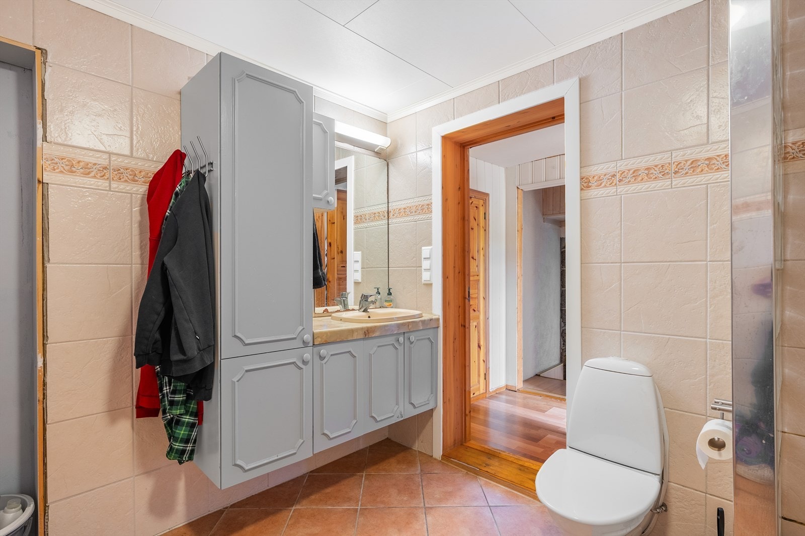 Det flislagte badet er på 8m². Galleribilde