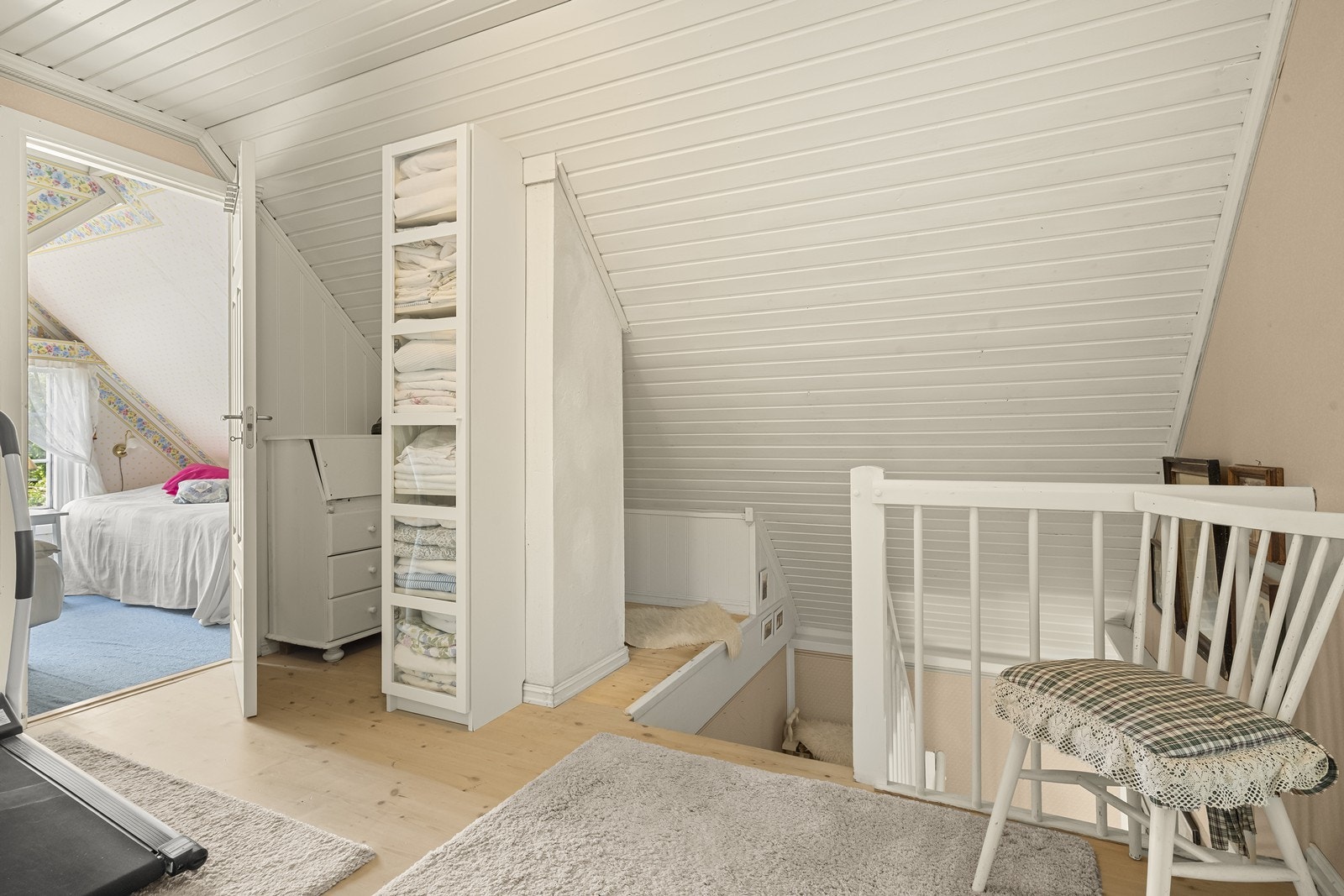Lys og luftig gang i 2. etasje med adkomst til boligens soverom og bad. Galleribilde