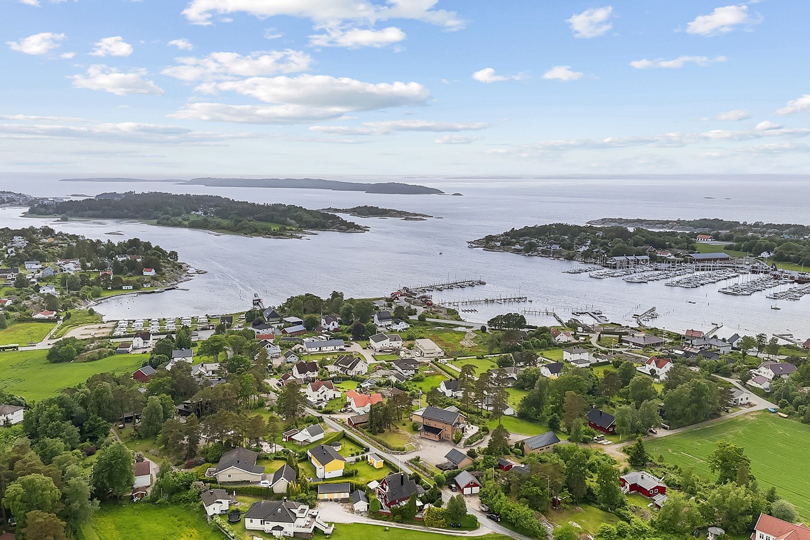 Boligen ligger i et etablert og attraktivt boligområde. Galleribilde