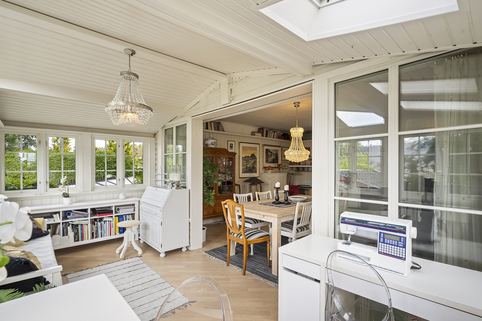 Store vindusflater gir rikelig med naturlig lys Galleribilde