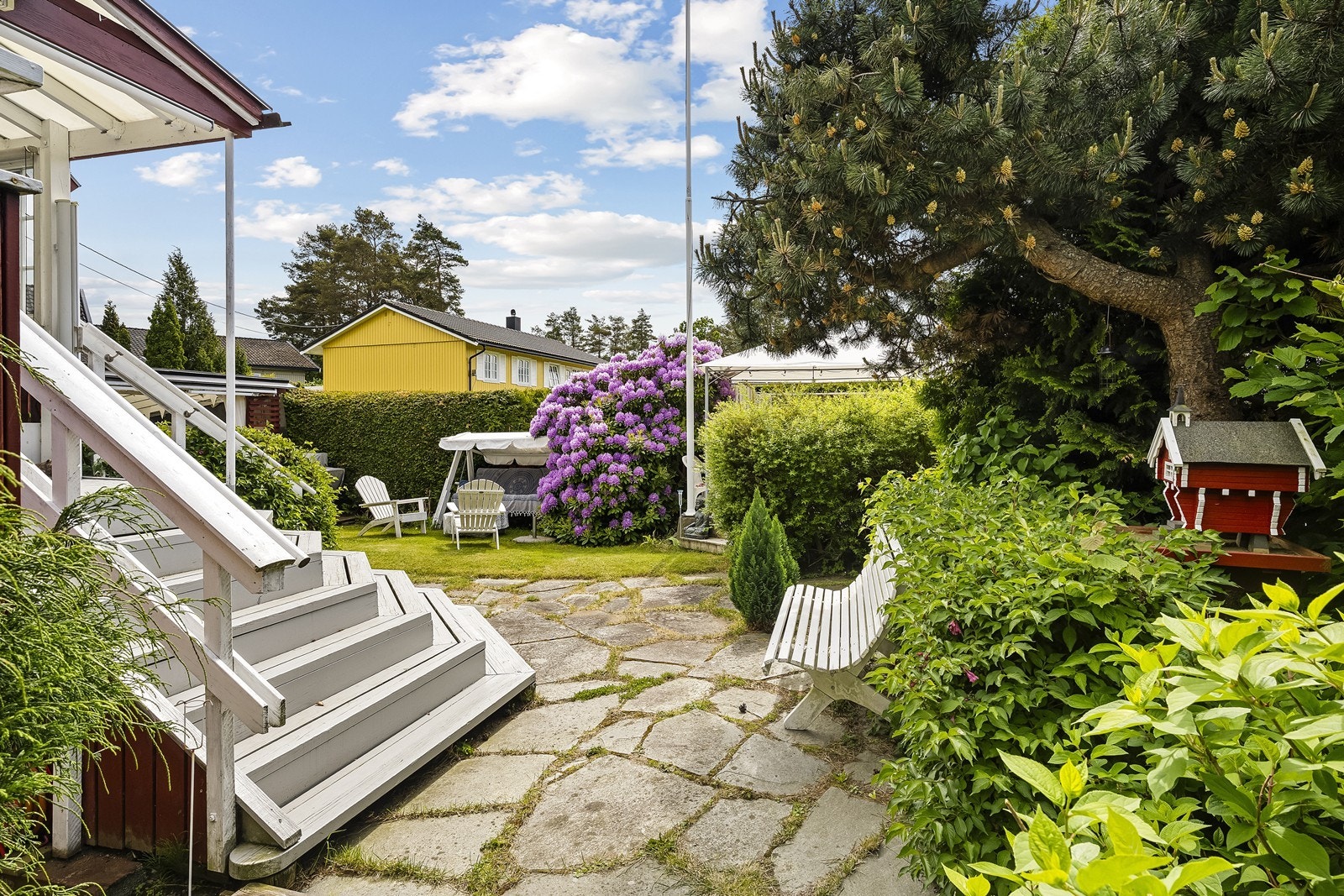 En hage som innbyr til hyggelige stunder gjennom hele sesongen. Galleribilde