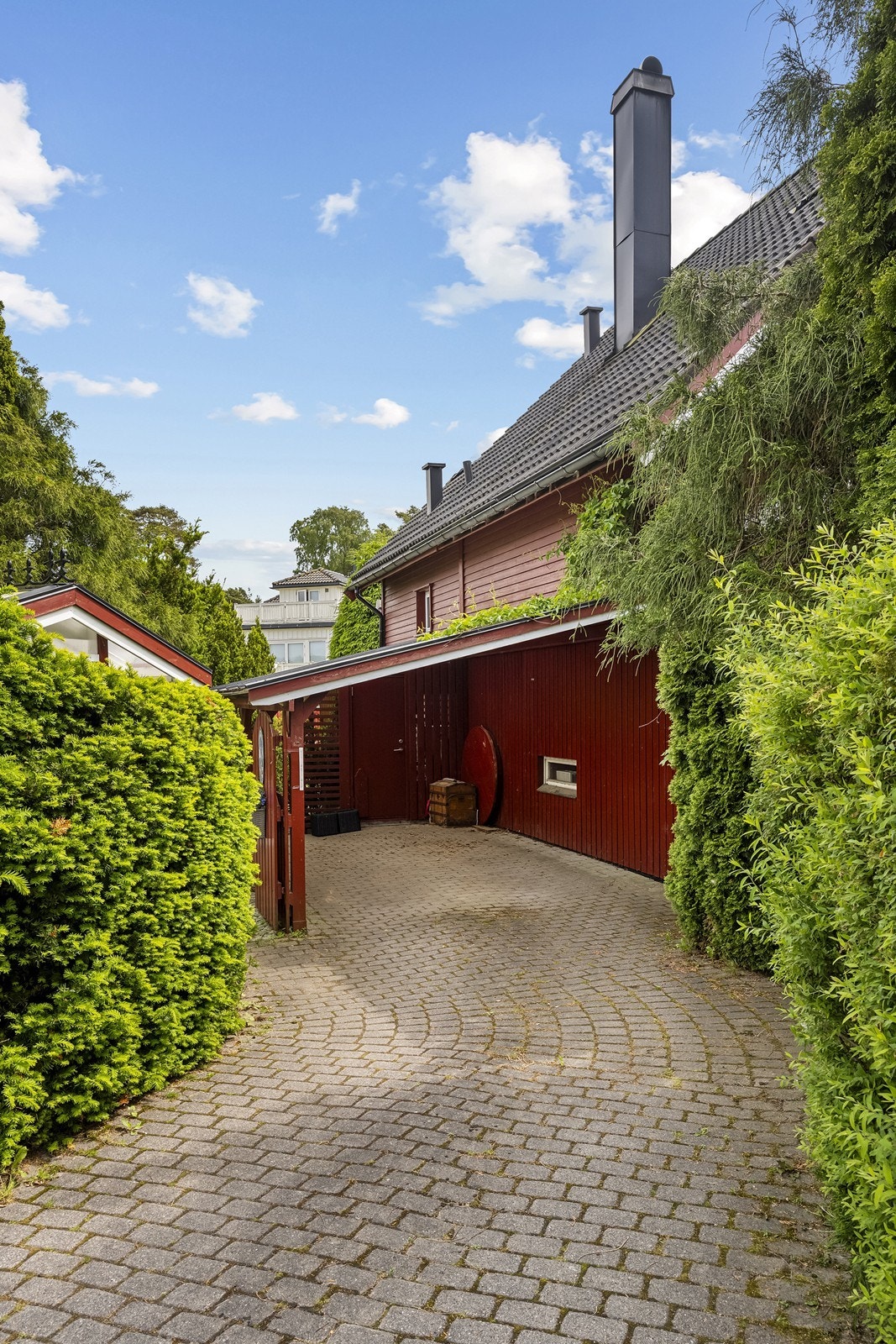 Carport med enkel adkomst til boligen og gode parkeringsmuligheter Galleribilde