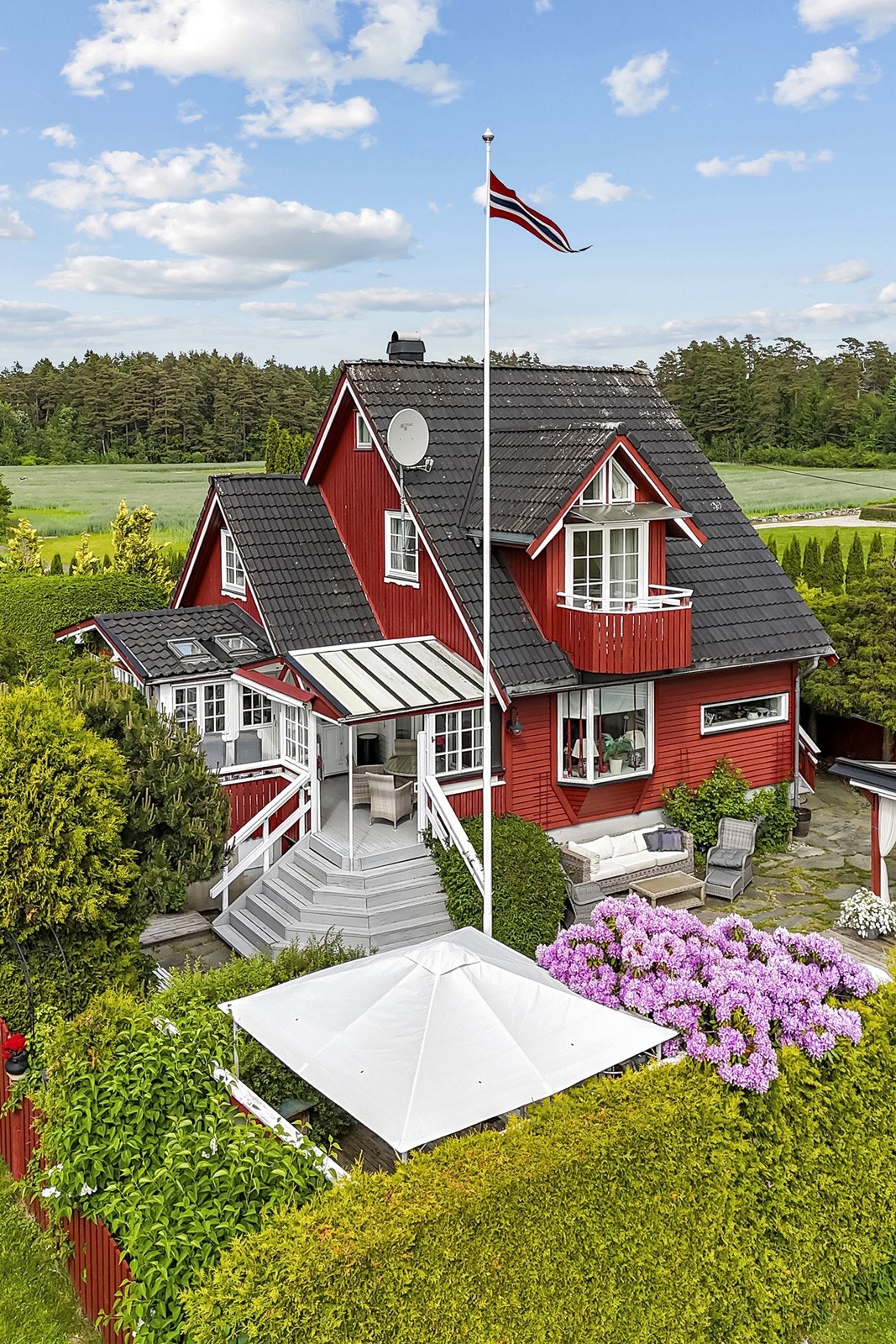 Flott opparbeidet tomt med grønne omgivelser og gode solforhold. Galleribilde