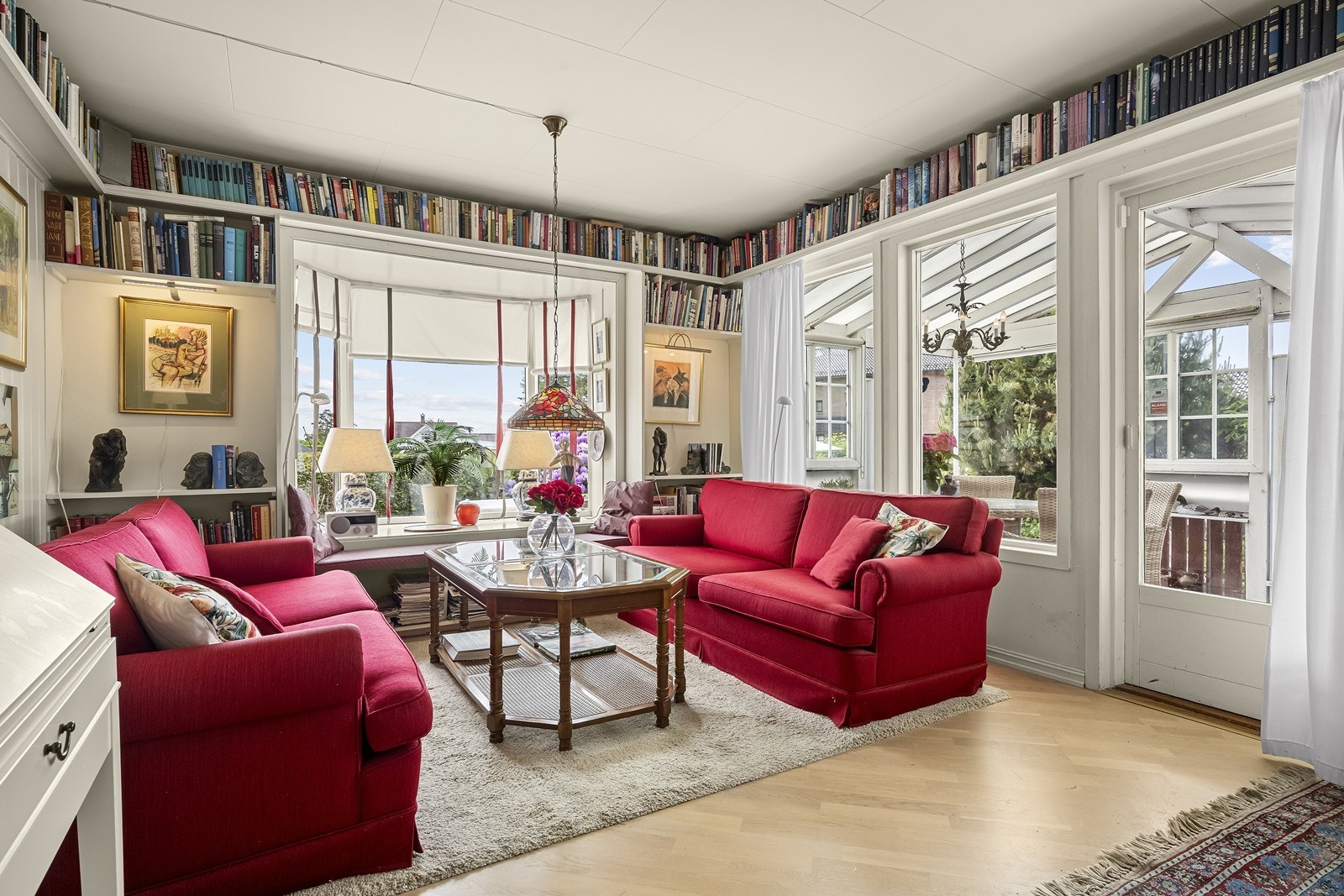 Romslig stue med god plass til flere sittegrupper. Galleribilde