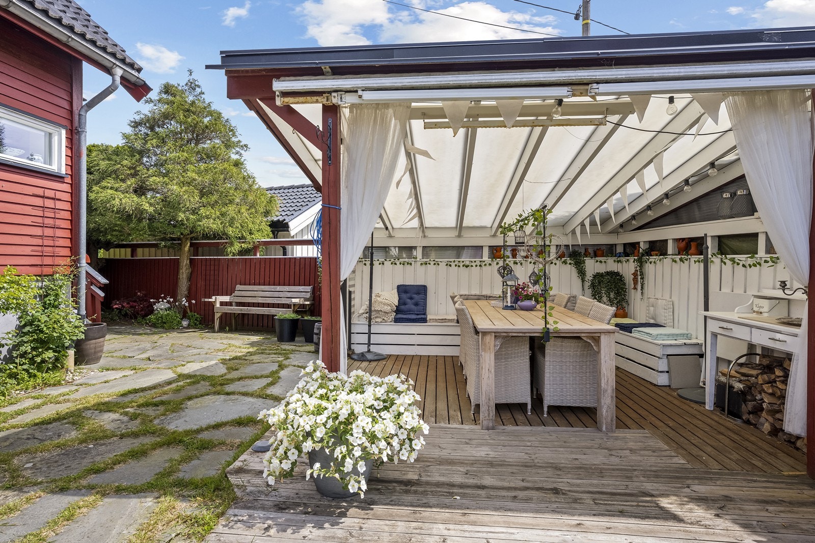 Lys og trivelig hagestue som forlenger utesesongen betydelig. Galleribilde