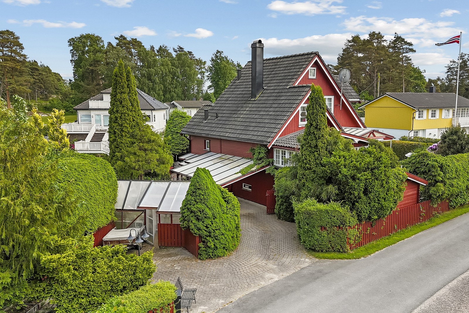 Velholdt og innholdsrik enebolig med flotte uteområder og frodig hage. Galleribilde