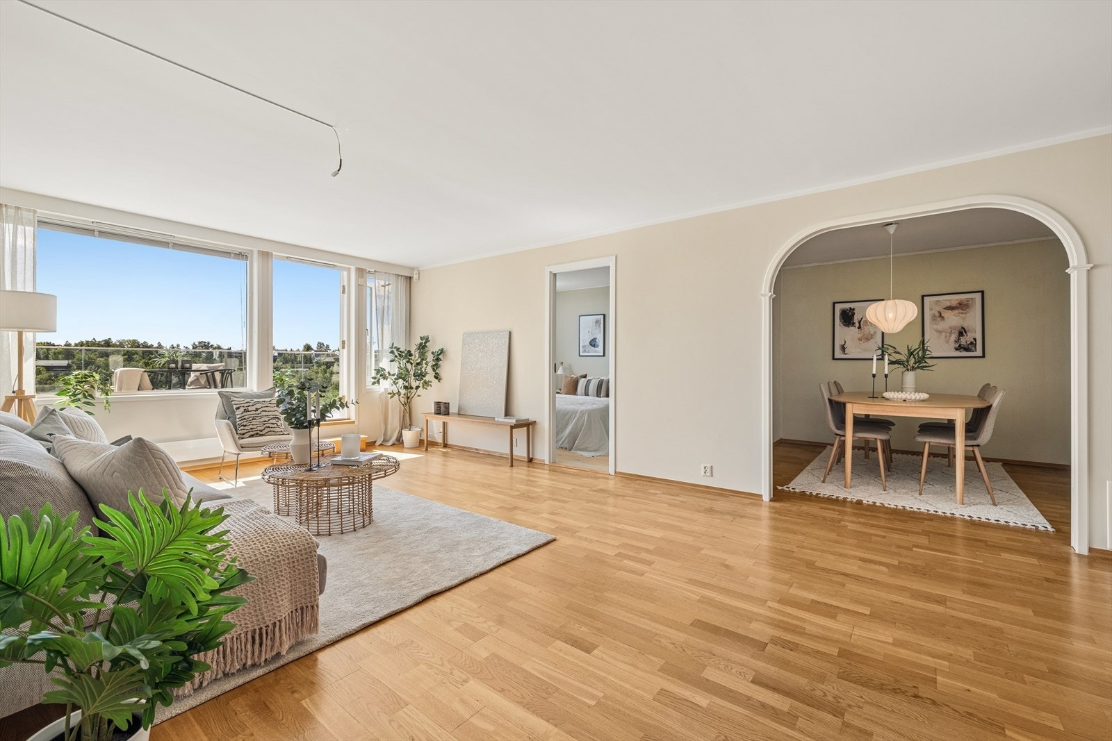 Fra stuen har man adskilt spisestue og adkomst til terrassen Galleribilde