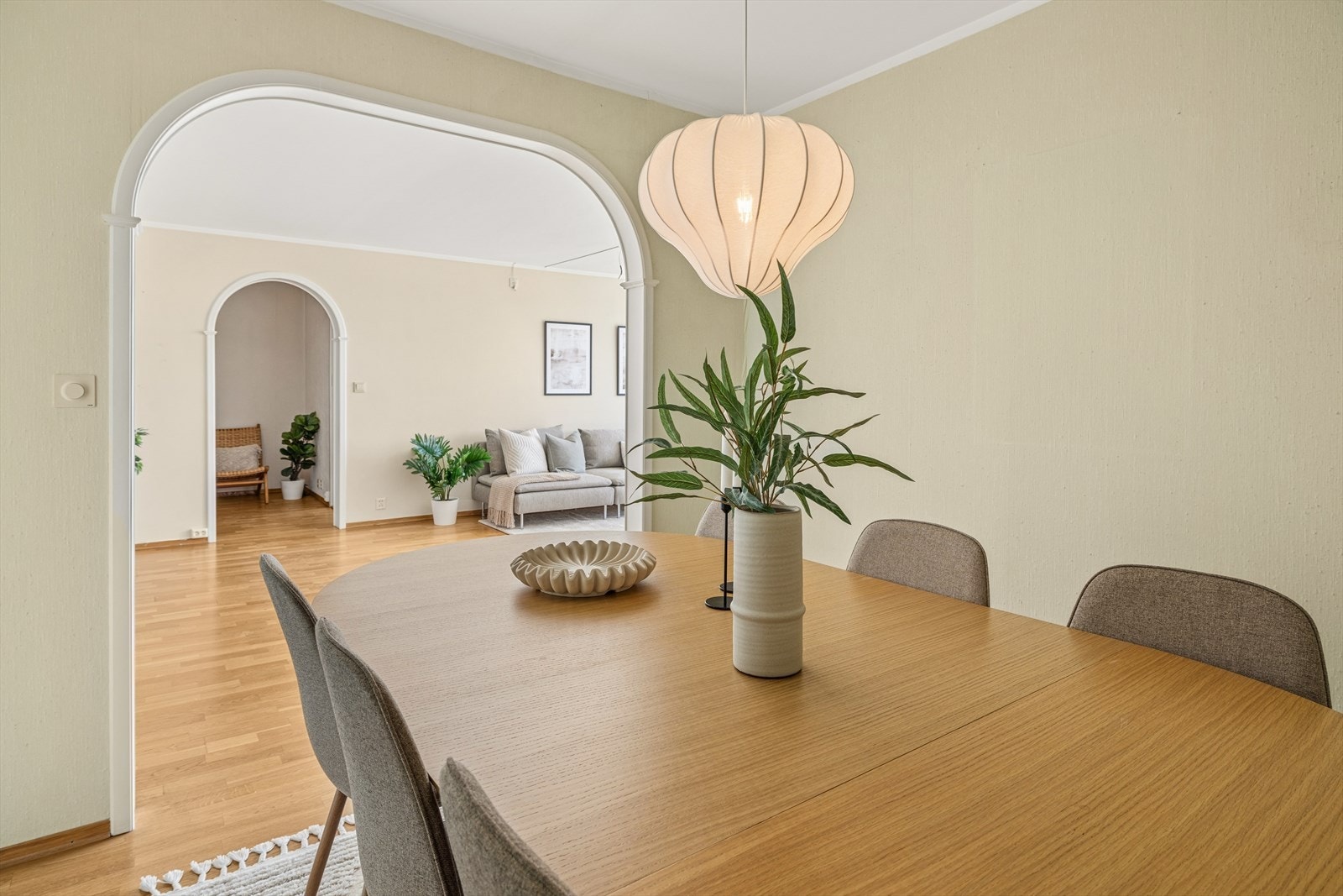 Spisestuen har god plass til stort spisebord Galleribilde