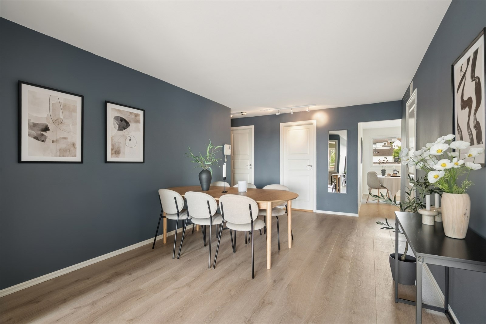 Spisestuen har god plass til et stort spisebord for hyggelige sammenkomster. Galleribilde