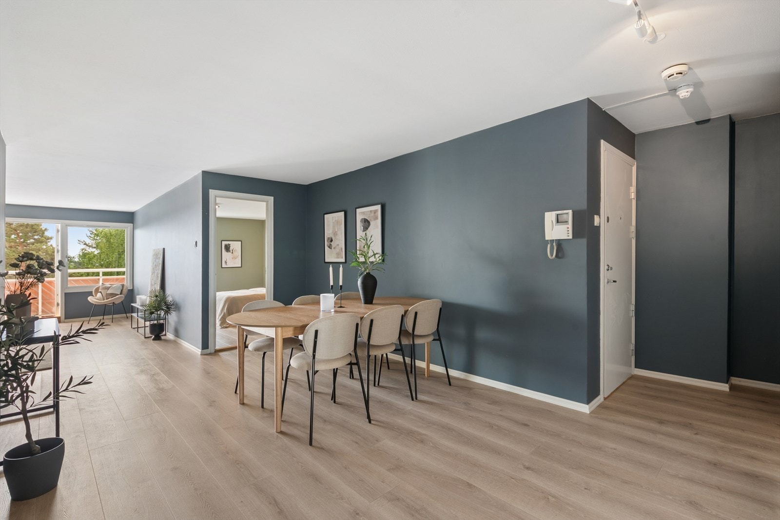 Fra spisestuen er det enkel tilgang til både soverommene og leilighetens sosiale soner. Galleribilde