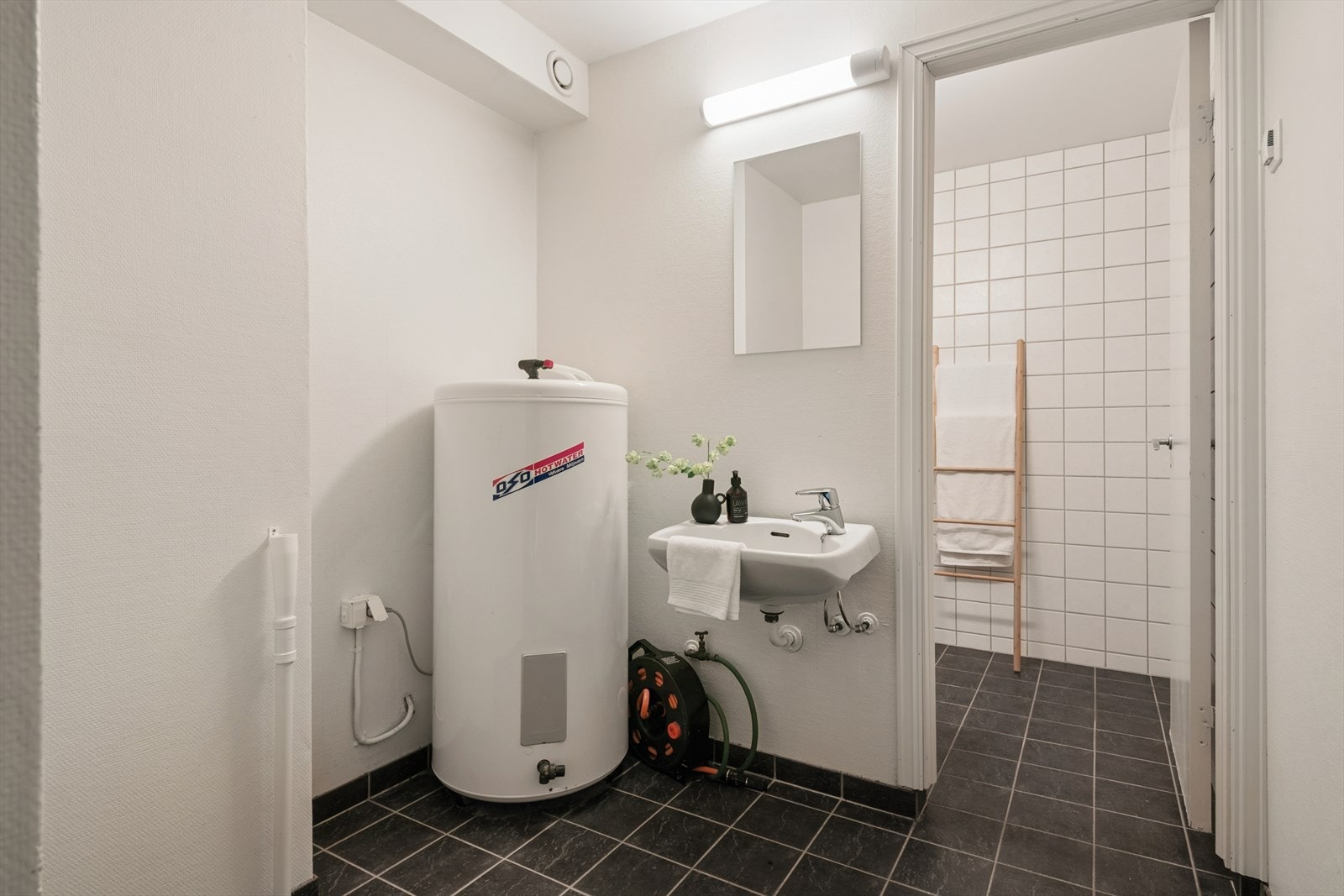 I tilknytning til badet er det et praktisk vaskerom med opplegg for vaskemaskin. Galleribilde