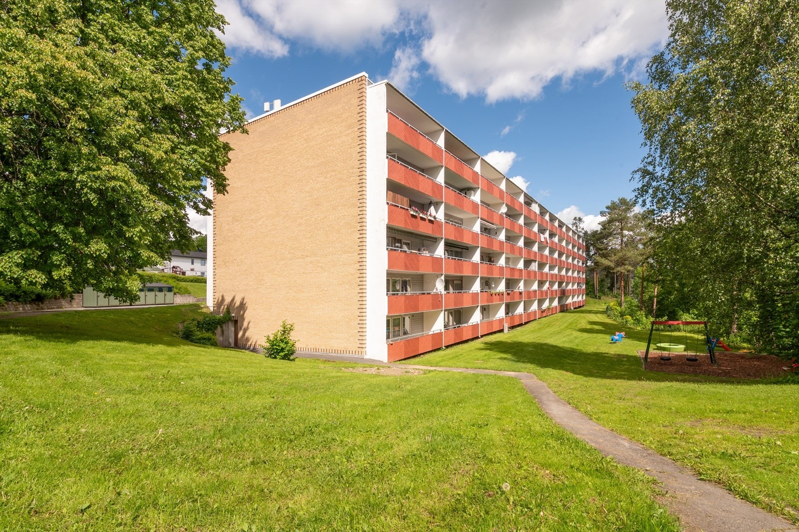 Bygningen er oppført med bærende konstruksjoner i betong og fasader med tegl og panel. Galleribilde