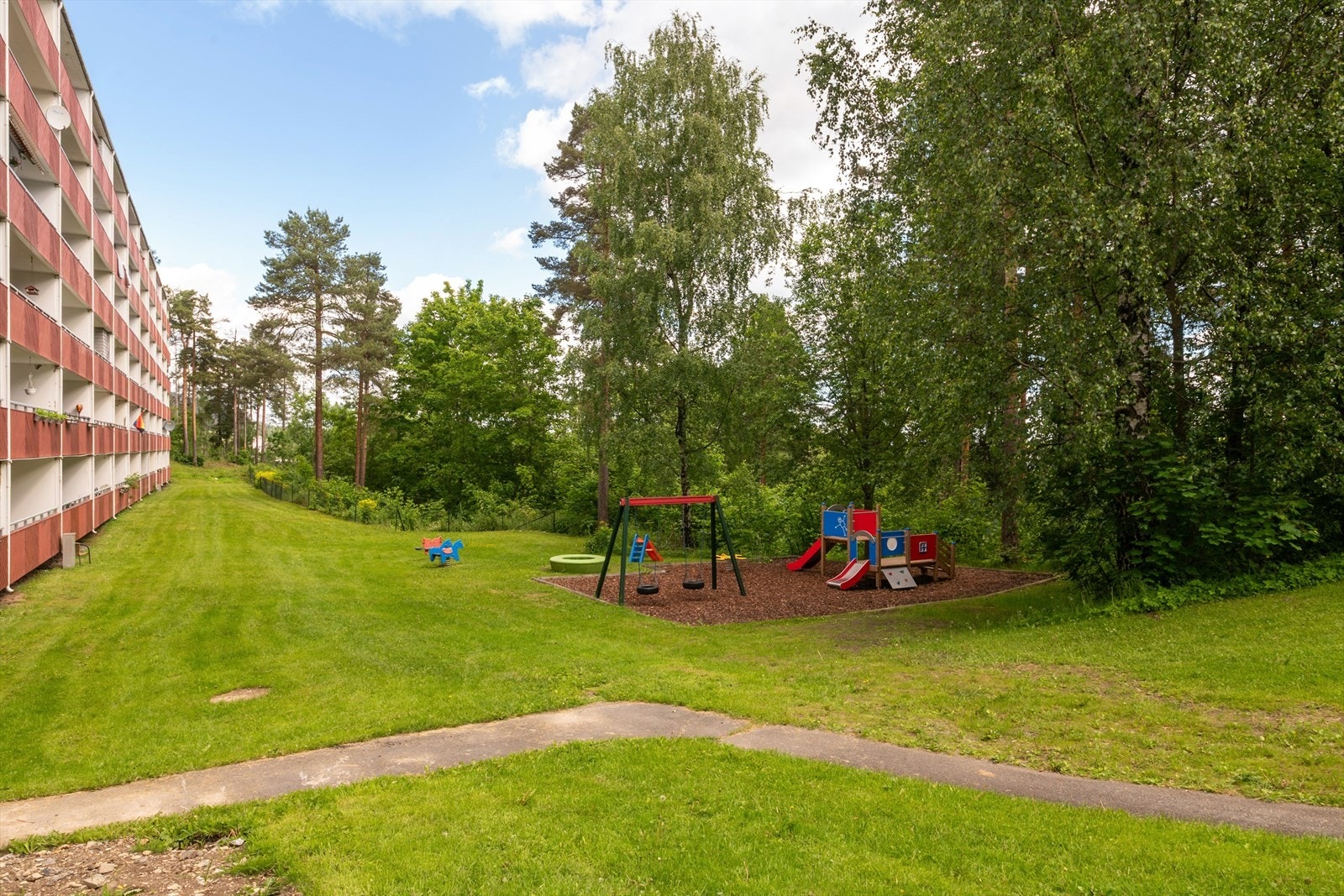 Askerlia Boligsameie 10 har hyggelige fellesarealer med lekeplass. Galleribilde