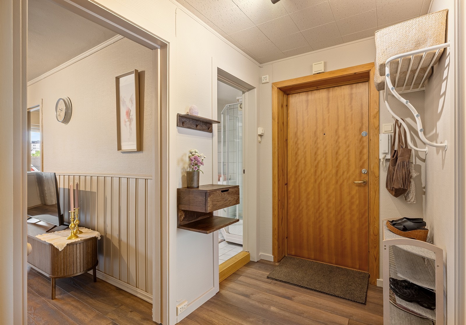 Praktisk entré med plass til yttertøy. Leiligheten disponerer i tillegg to boder i kjelleren. Galleribilde