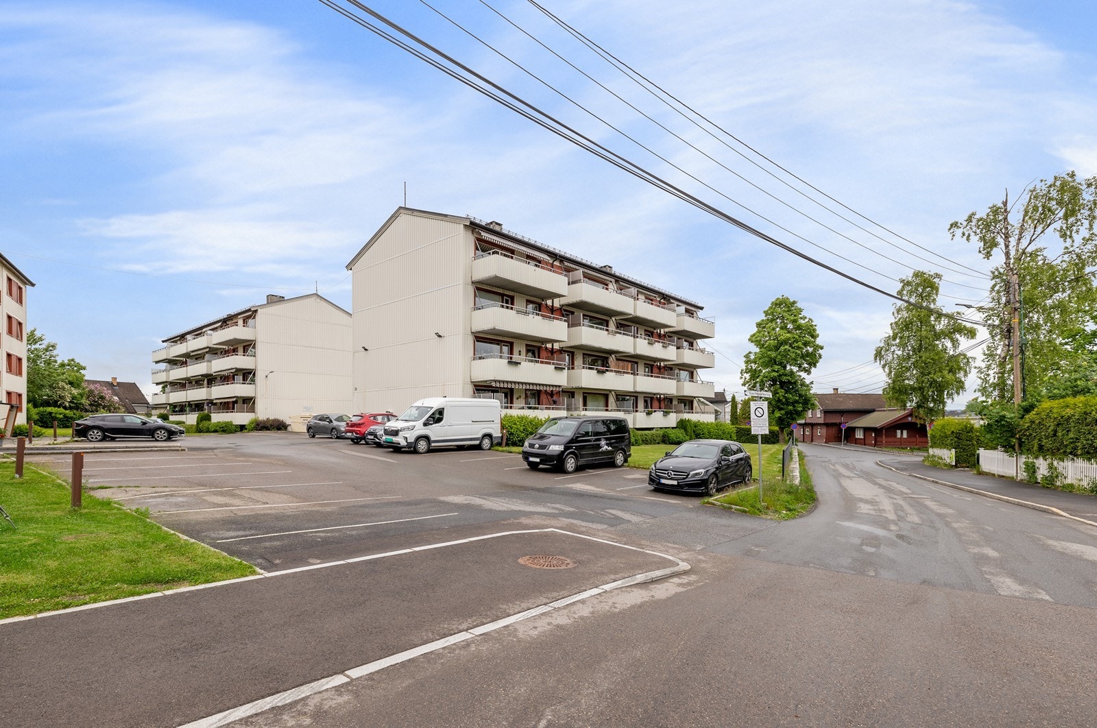 Leiligheten tilhører Sagdalsvegen Borettslag. Det er mulighet for å leie parkeringsplass etter ansiennitet. Galleribilde