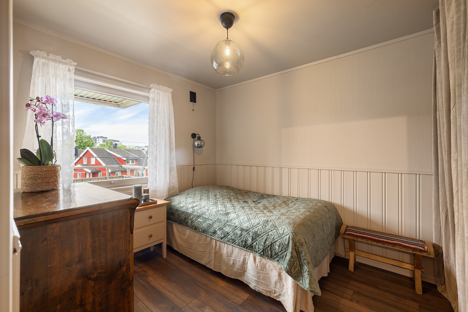 Leiligheten har to soverom. Dette rommet har plass til seng og garderobeløsning. Galleribilde