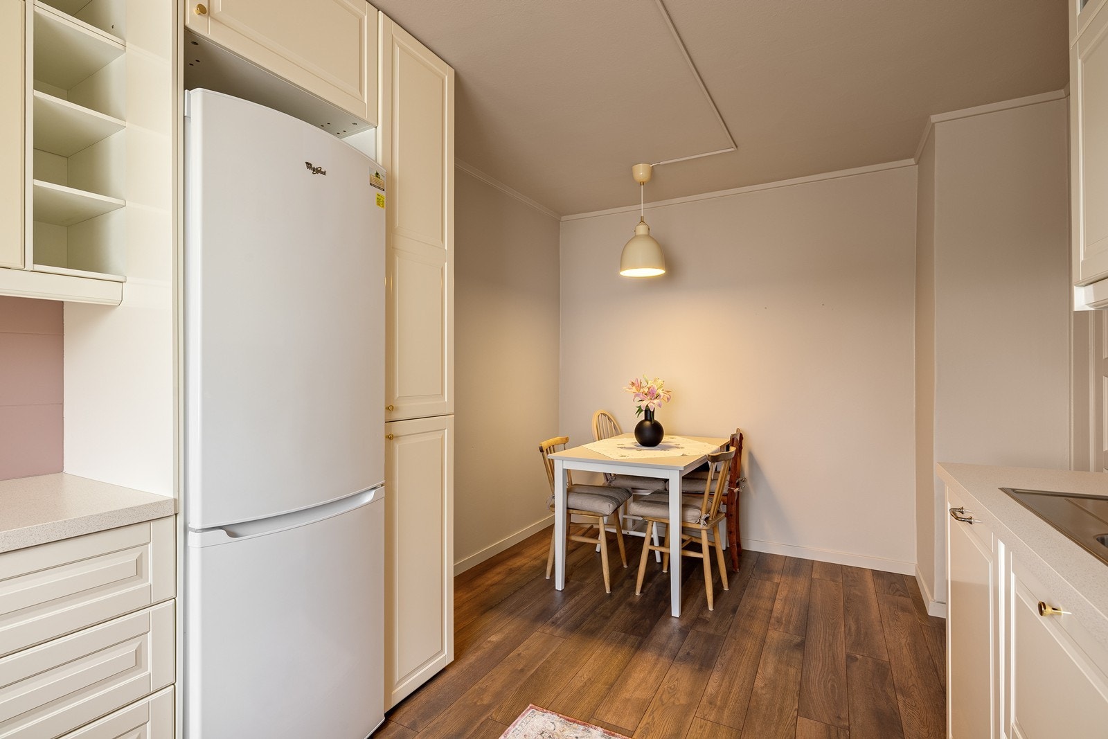 I tilknytning til kjøkkenet er det plass til en egen spisegruppe. Galleribilde