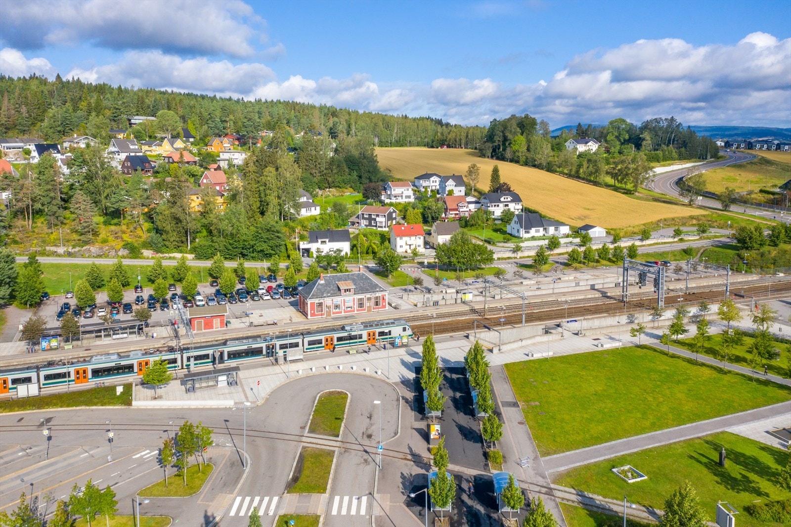 Beliggenheten er svært gunstig for pendlere, enten arbeidsplassen ligger på Romerike, i Oslo eller ved Akershus Universitetssykehus. Galleribilde