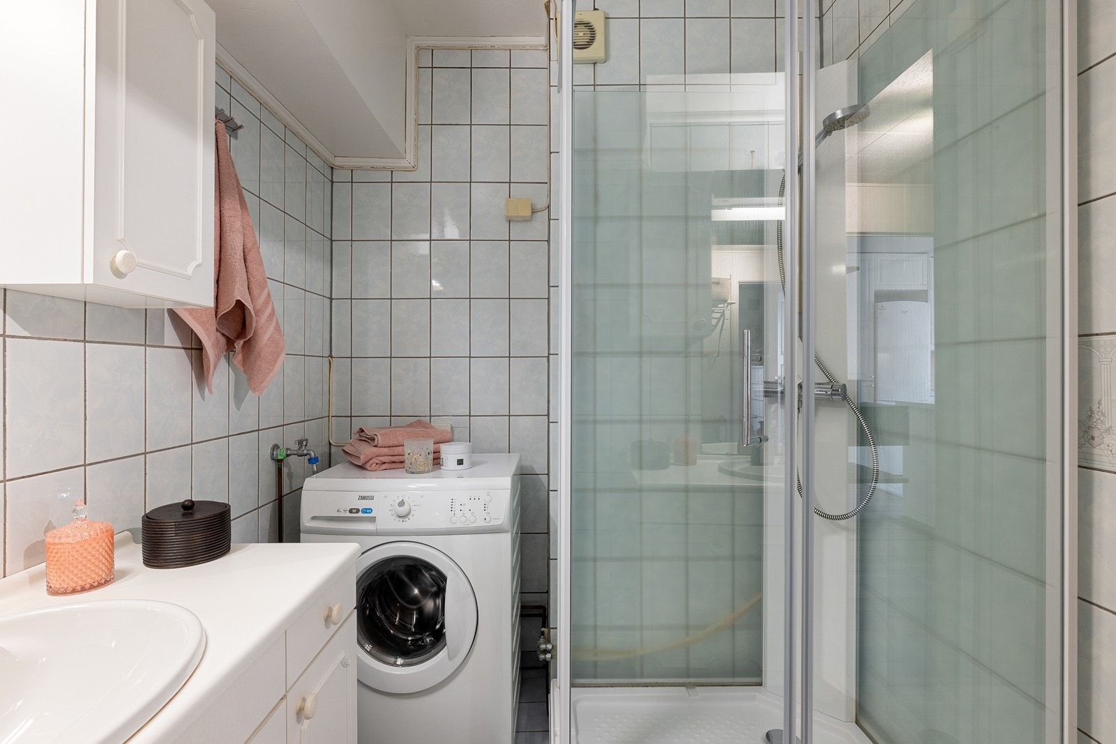 Vaskemaskin medfølger. Taket på badet ble malt i 2017. Galleribilde