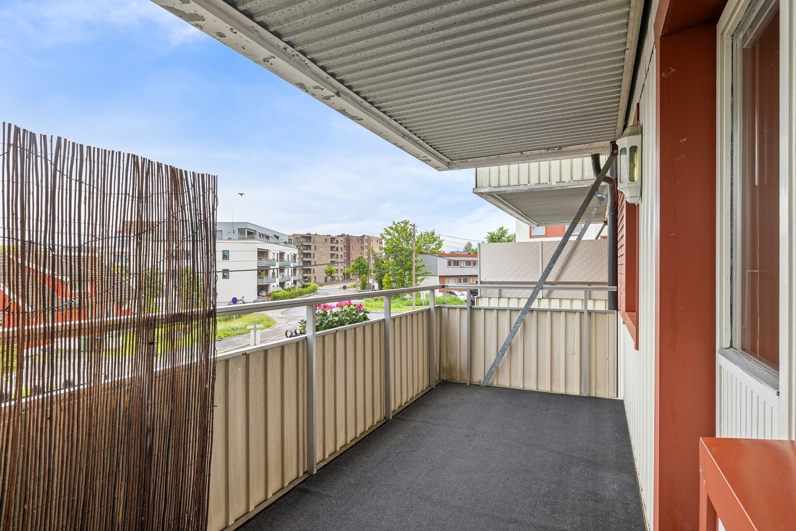Balkongen gir et fint, privat uterom med utsyn over nærområdet. Galleribilde