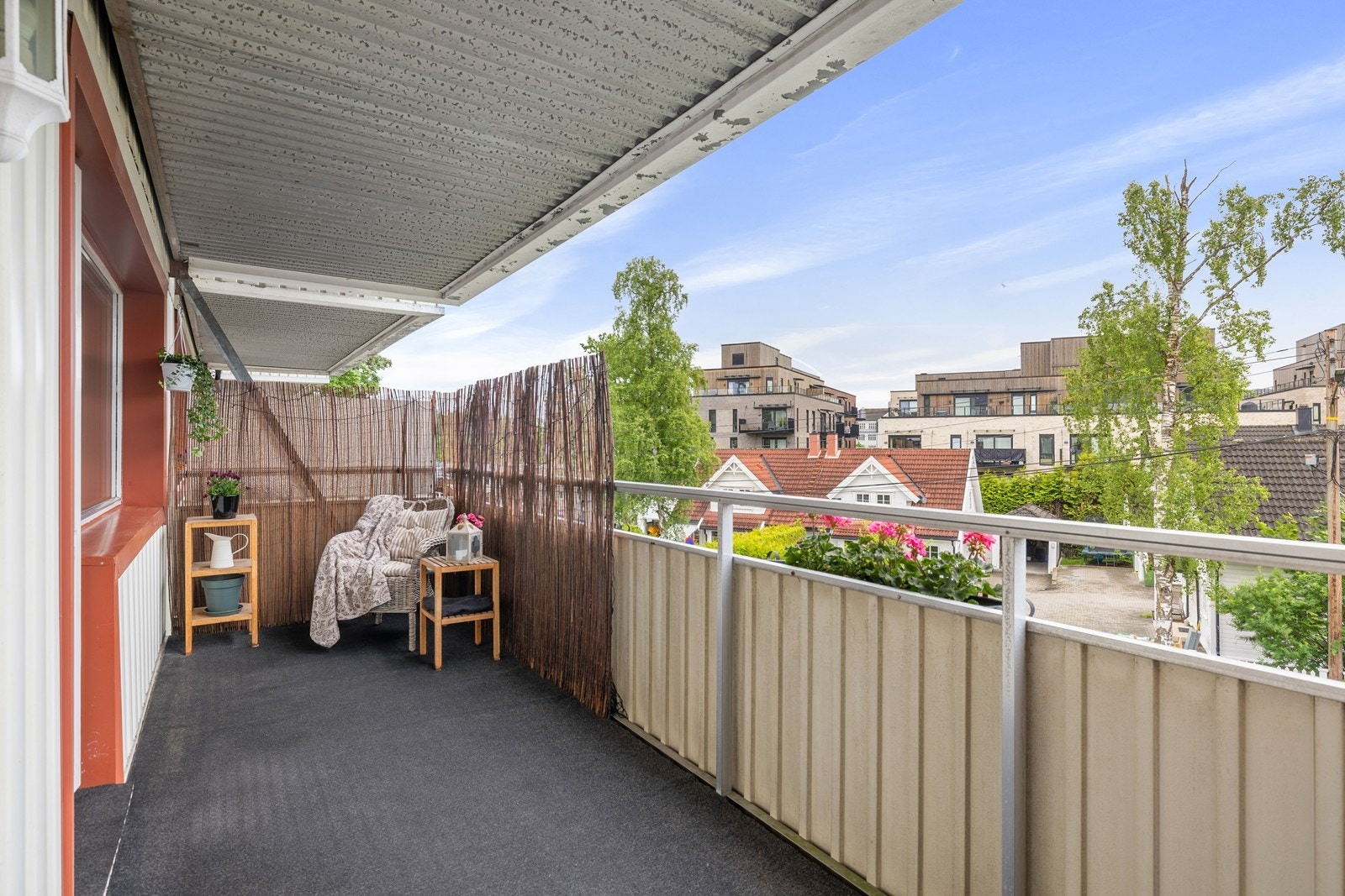 Overbygget balkong med plass til en hyggelig sittegruppe. Galleribilde