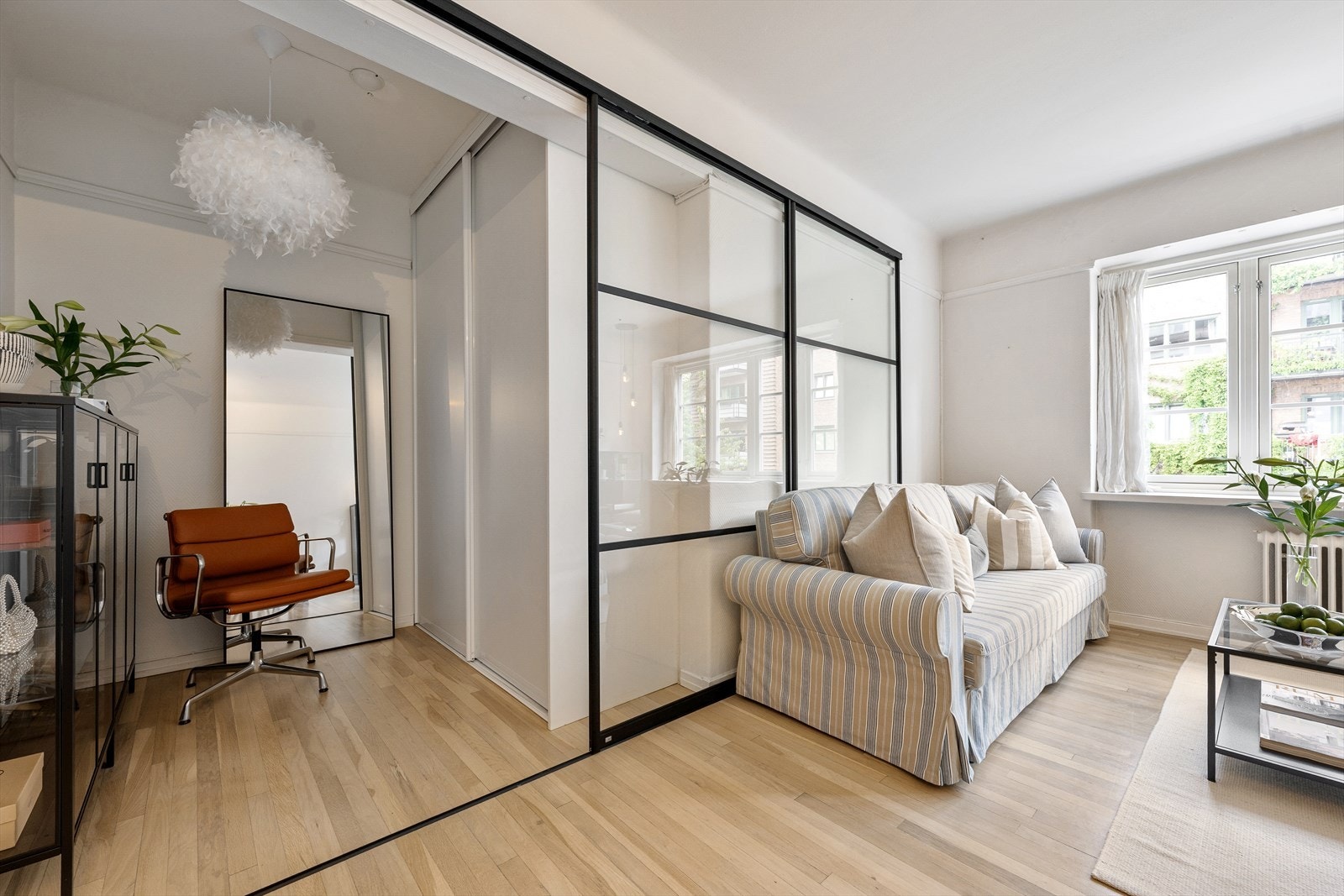 I stuen er det satt opp en stor skyvedør i glass som gir mulighet for alkoveløsning eller hjemmekontor. Det er i dag satt opp en stor skyvedørsgarderobe for ekstra lagringsplass. Galleribilde