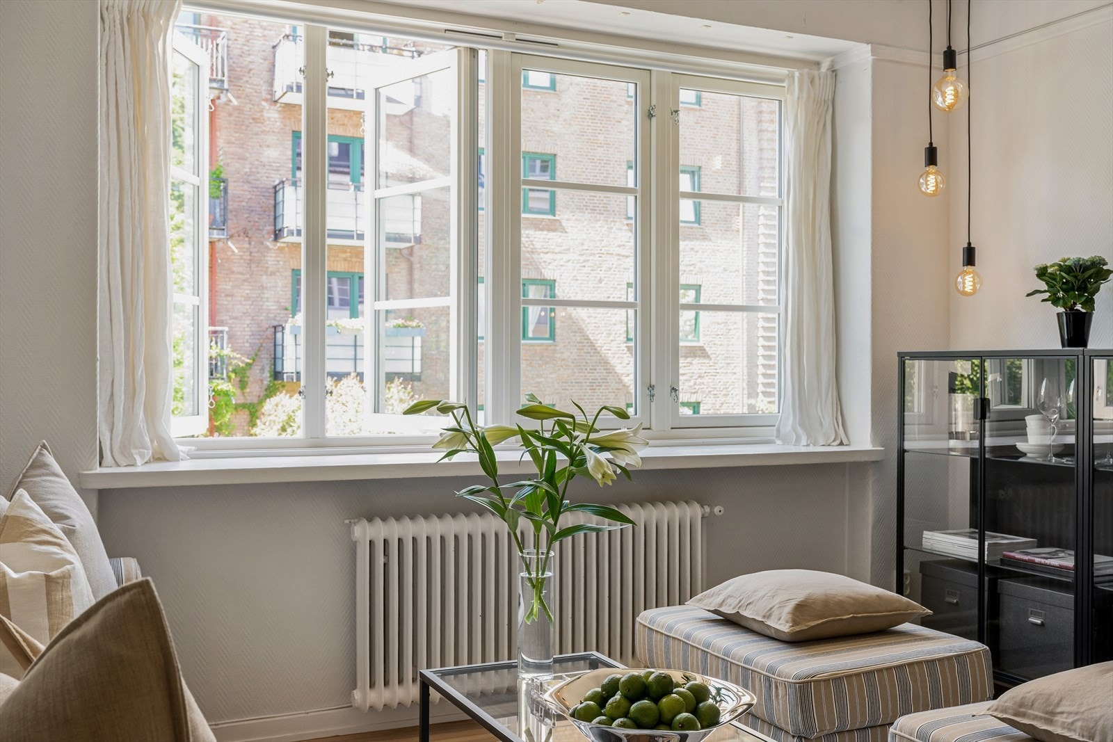 Leiligheten har radiatorer med forsyning av varmtvann fra fjernvarmeanlegg. Dette gir rommet et lunt preg på vinterstid. Galleribilde