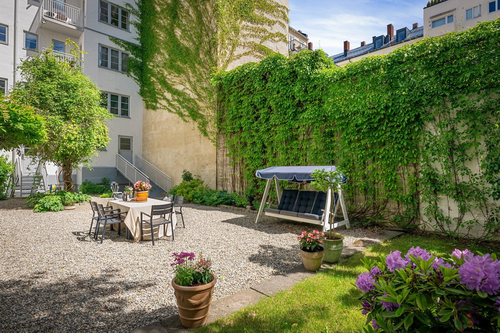 Bakhagen er frodig med diverse beplantning og tilbaketrukket. Galleribilde