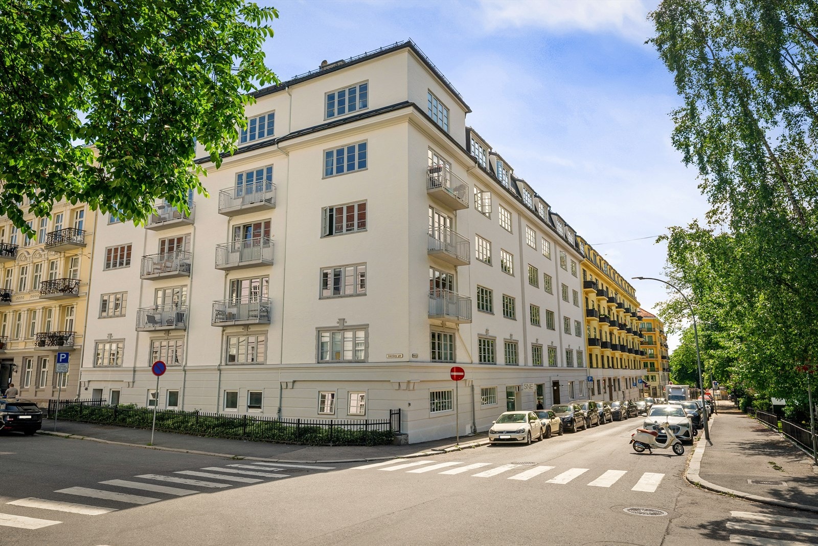 Leiligheten vender ut mot en rolig enveisskjørt gate. Her bor du med kort nærhet til alt byen har å by på. Galleribilde