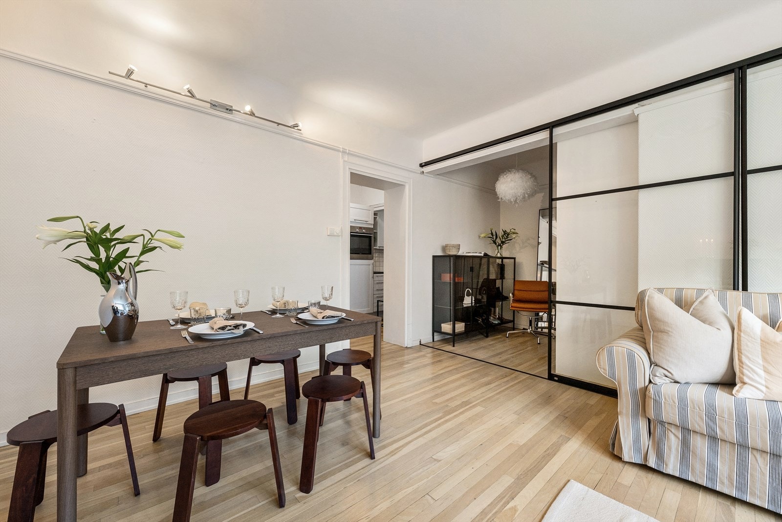 God plass til spisebord i tilknytning til stuen. Galleribilde