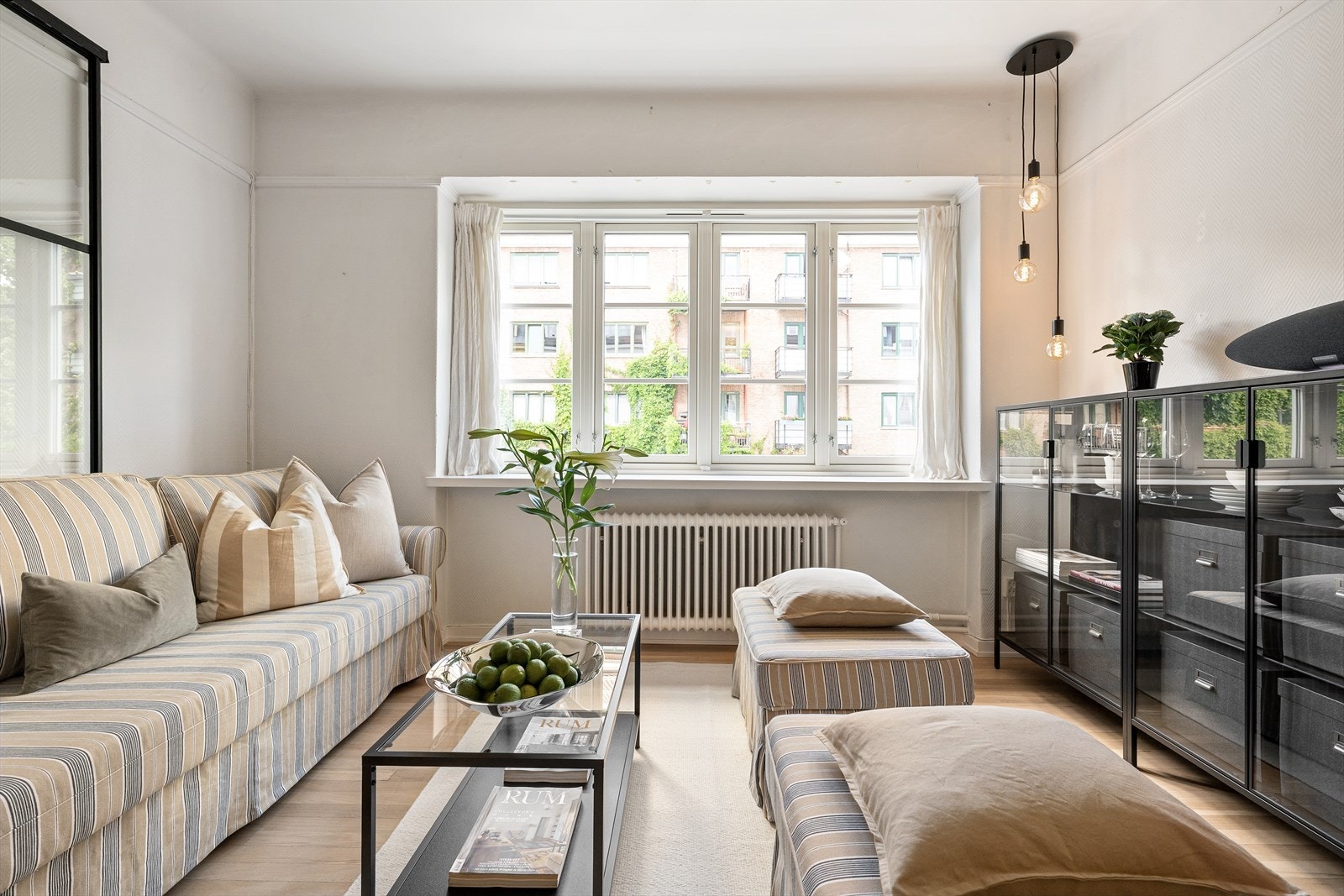 Store vindusflater med dype karmer gir rommet sjel og rikelig med naturlig lysinnslipp. Galleribilde