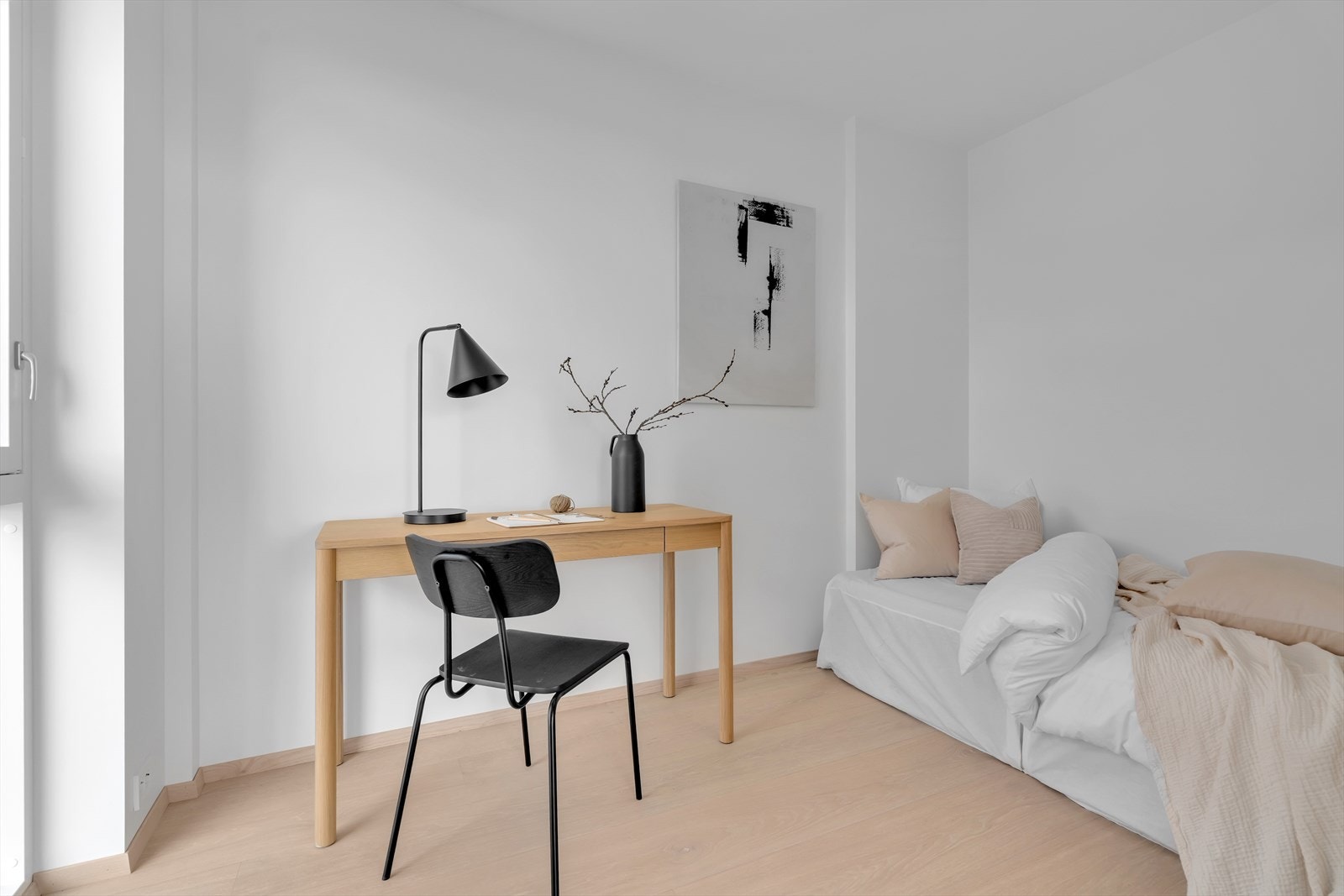 Soverom nummer 2 - Godt rom med plass til seng og skrivebord/garderobe Galleribilde