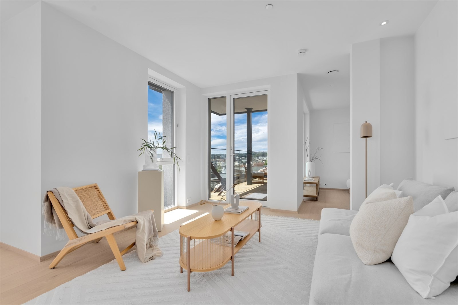 Det er god plass til sittegruppe i stuen Galleribilde