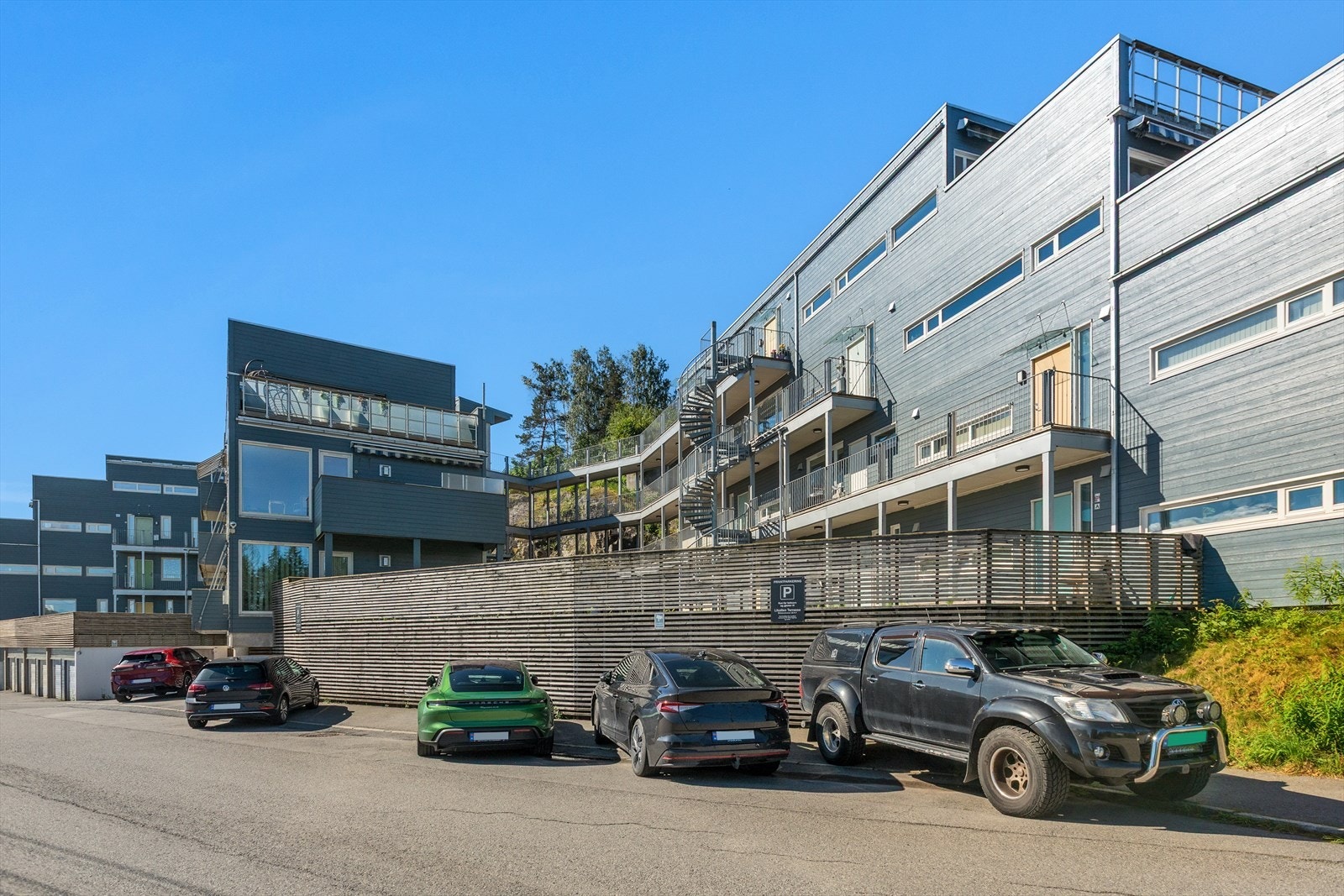 Leiligheten har barnevennlig beliggenhet på Hagan med gangavstand til skole, barnehage, butikker og servicetilbud. Kort vei til buss med direkteforbindelse til Oslo Bussterminal på under 30 minutter Galleribilde
