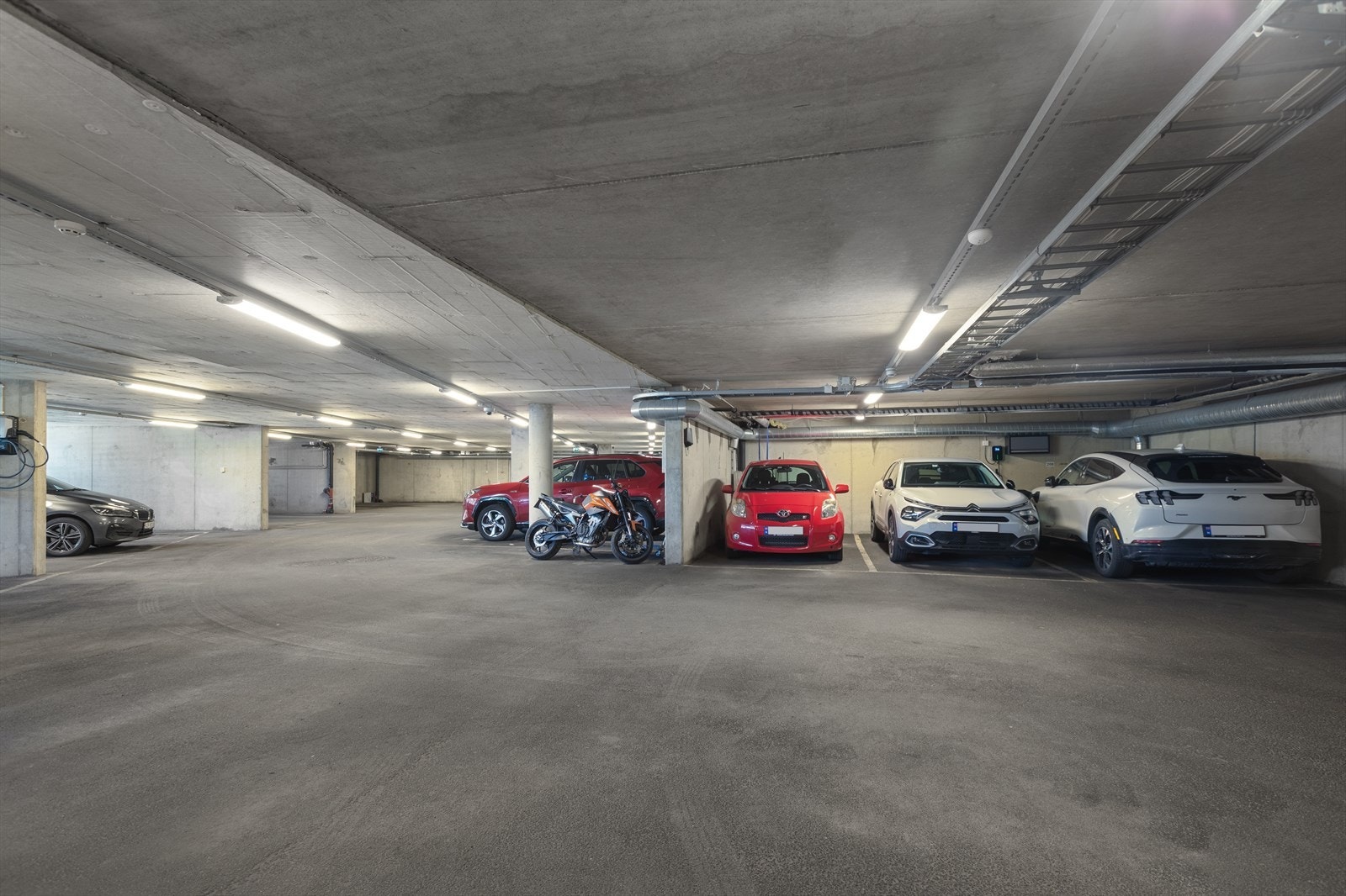 I felles garasjeanlegg disponerer boligen én parkeringsplass med elbillader Galleribilde