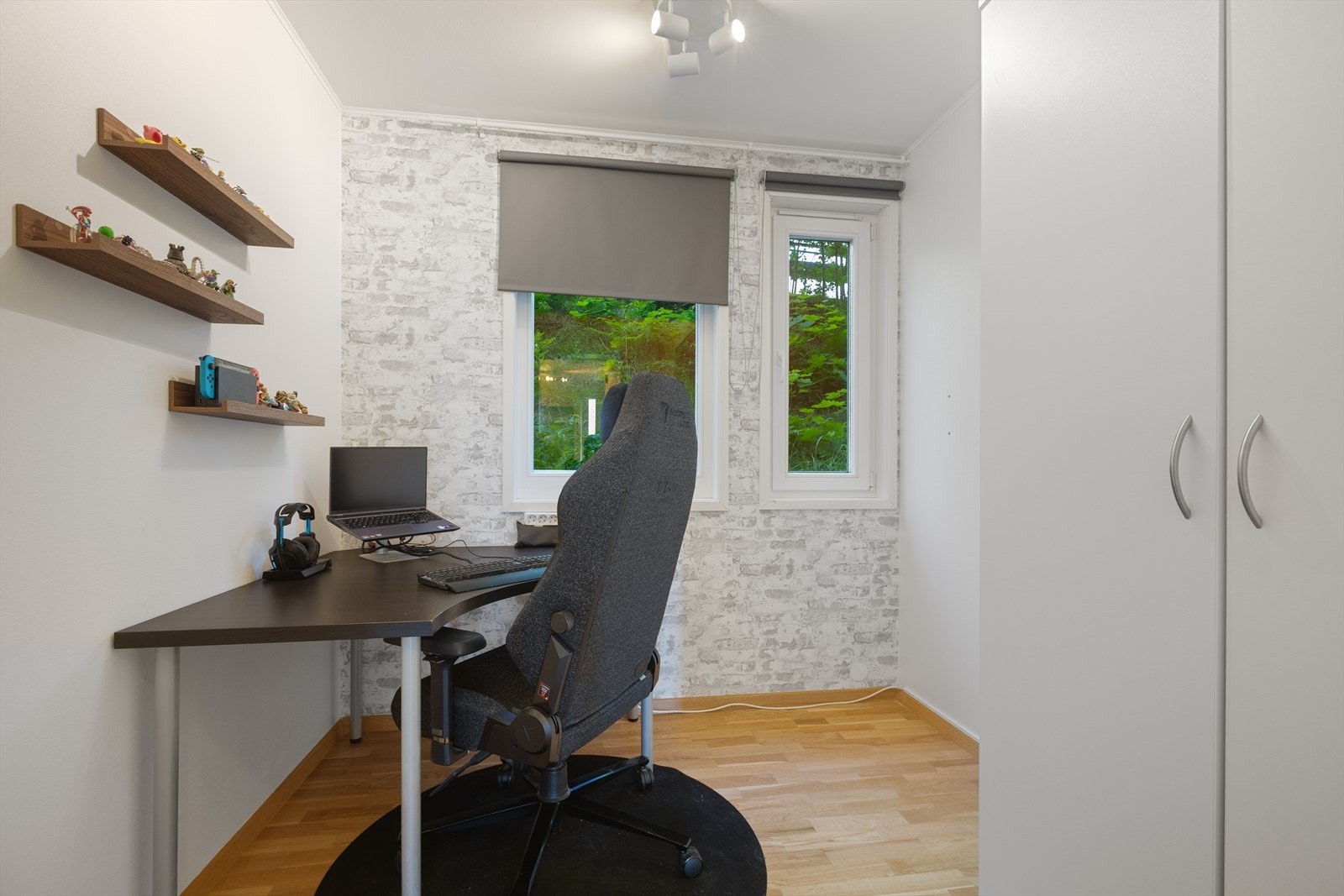 Det ene soverommet er innredet som et kontor. Rommet har garderobeskap Galleribilde