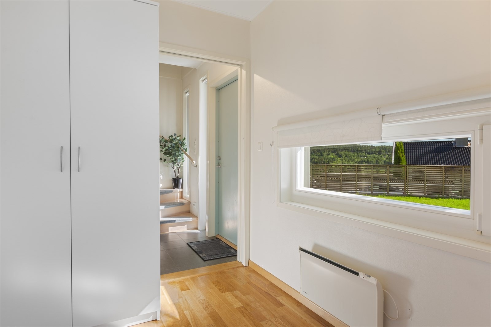Fra soverommene er det kort vei til badet og trappen opp til hovedetasjen. Galleribilde