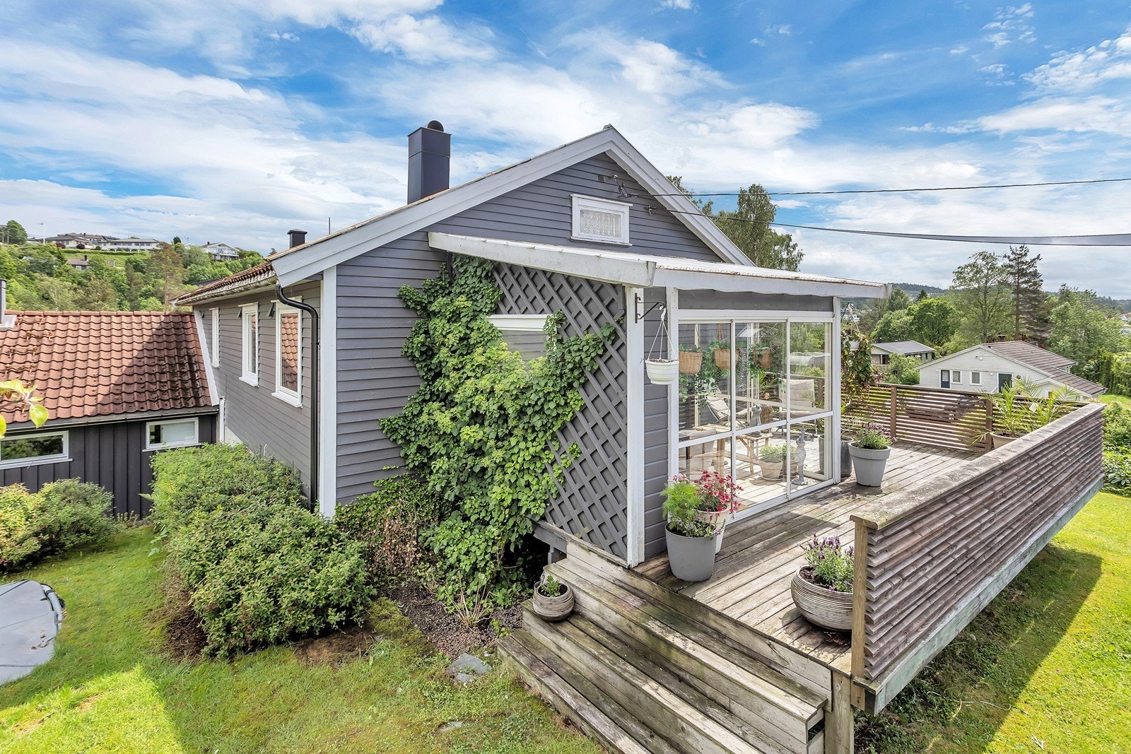 Eiendommen har flere hyggelige uteplasser som gir gode muligheter for både avslapning, beplantning og sosiale måltider ute. Galleribilde