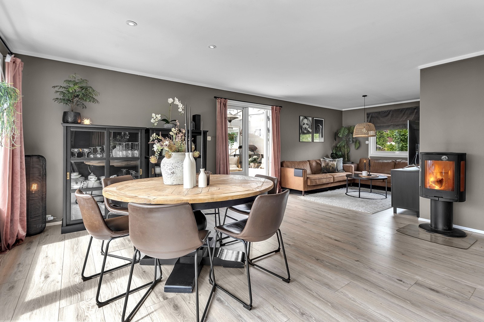 Stuen er naturlig inndelt i hyggelige soner med plass til både spisegruppe og sofakrok. Galleribilde