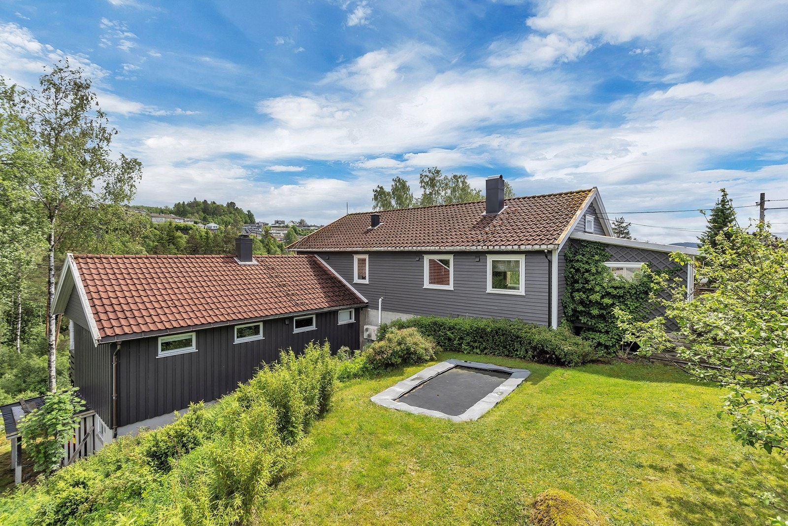 Videre byr eiendommen på en hyggelig hage på baksiden, med plenareal, beplantning og god plass til lek for barna. Galleribilde